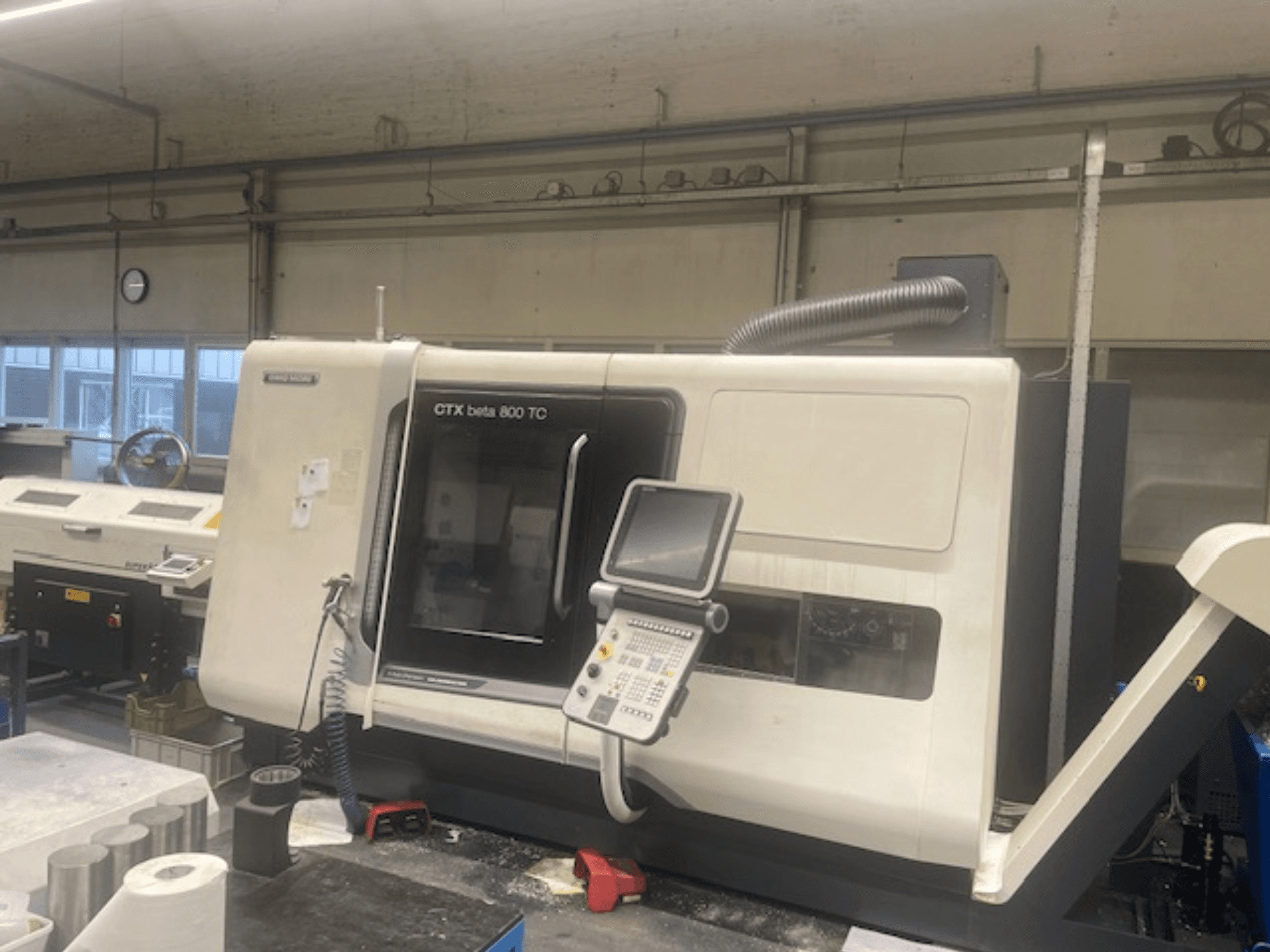 CTX beta 800 TC machine in een werkplaats; vooraanzicht met bedieningspaneel en stofafzuigsysteem.
