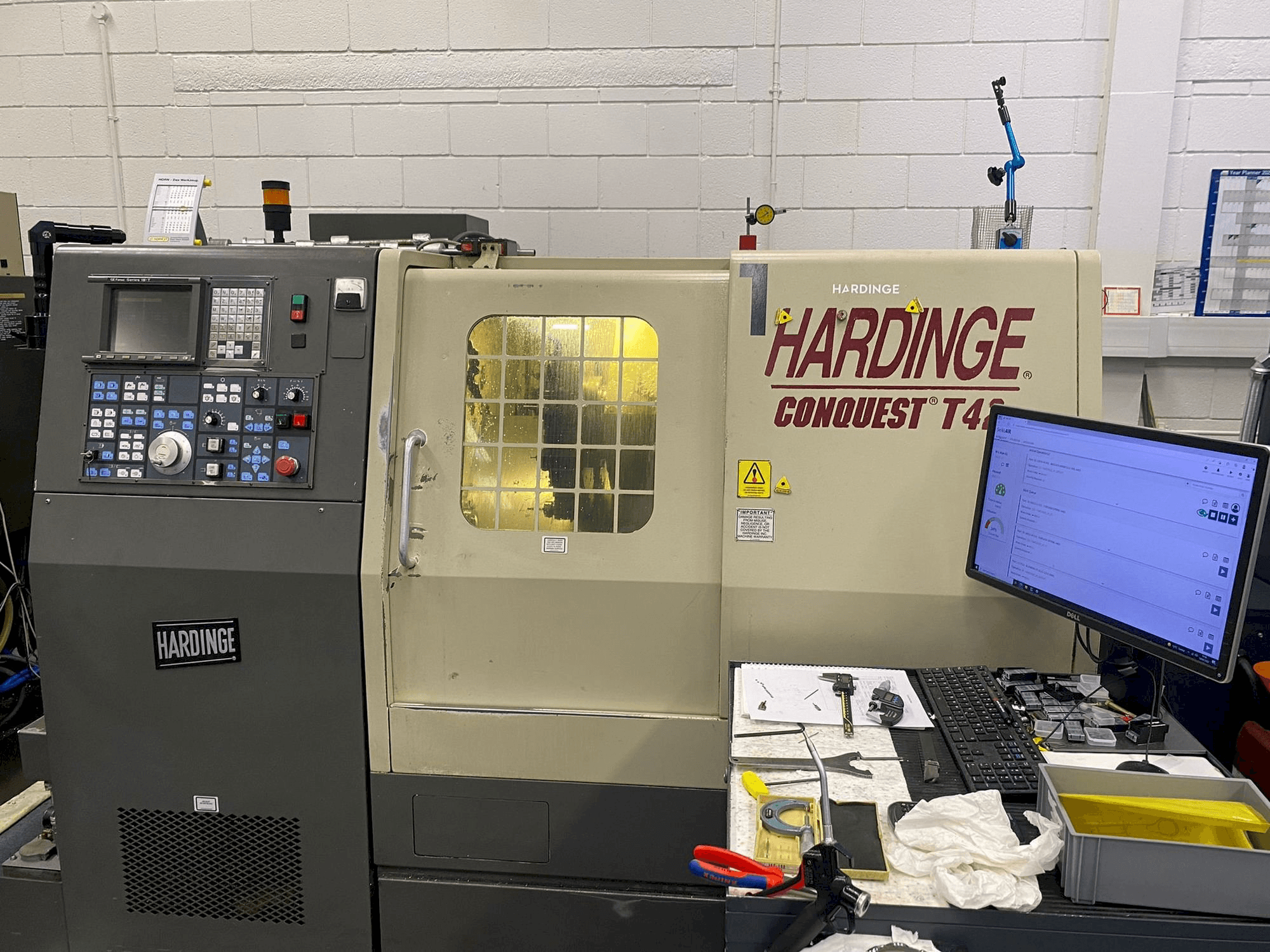 Vooraanzicht van HARDINGE Conquest T42 machine