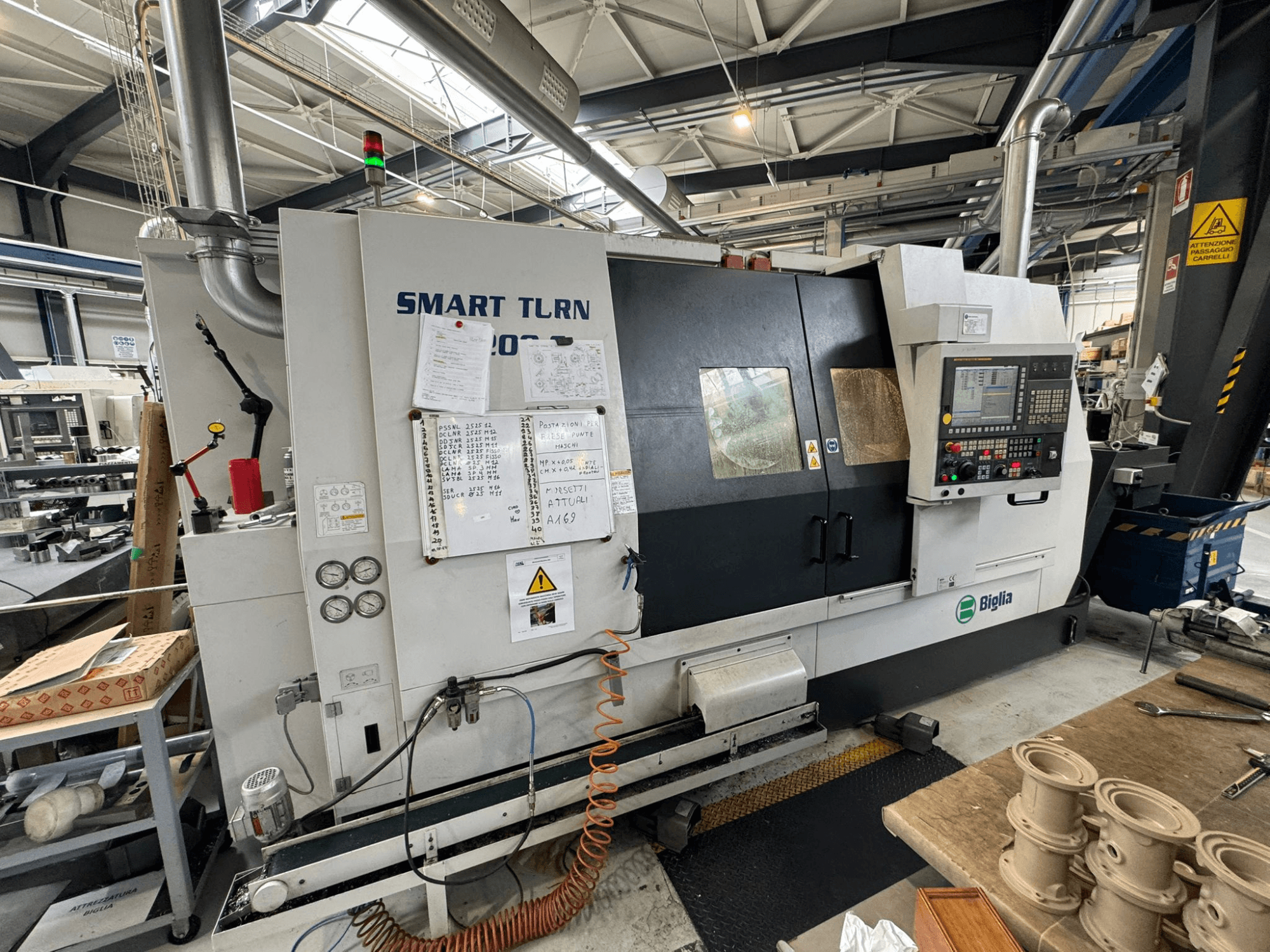 Biglia Smart Turn B1200S draaifreescentrum in een werkplaats, met bedieningspaneel, meters en veiligheidsindicatoren.