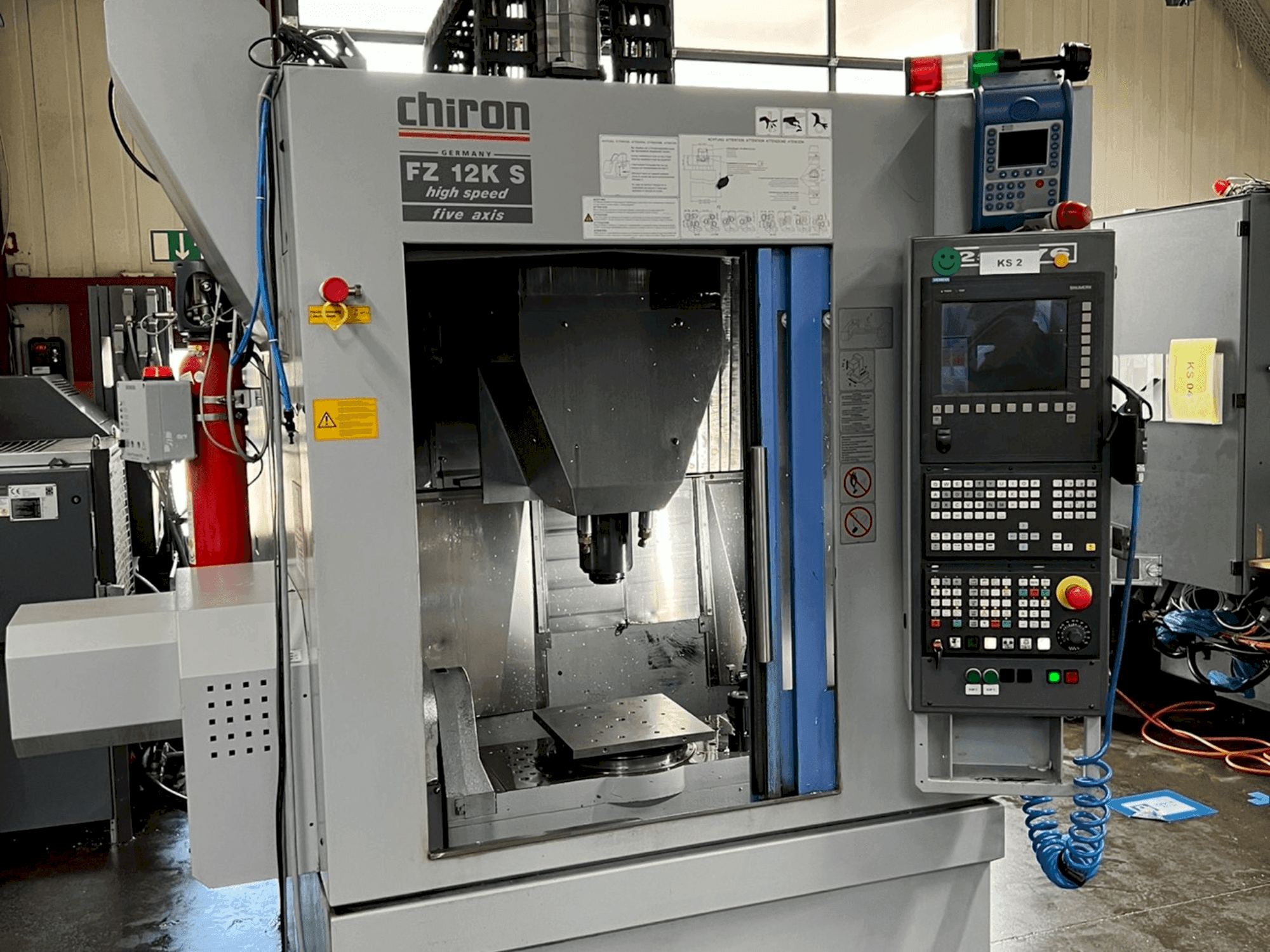 Vooraanzicht van CHIRON FZ12 KS machine