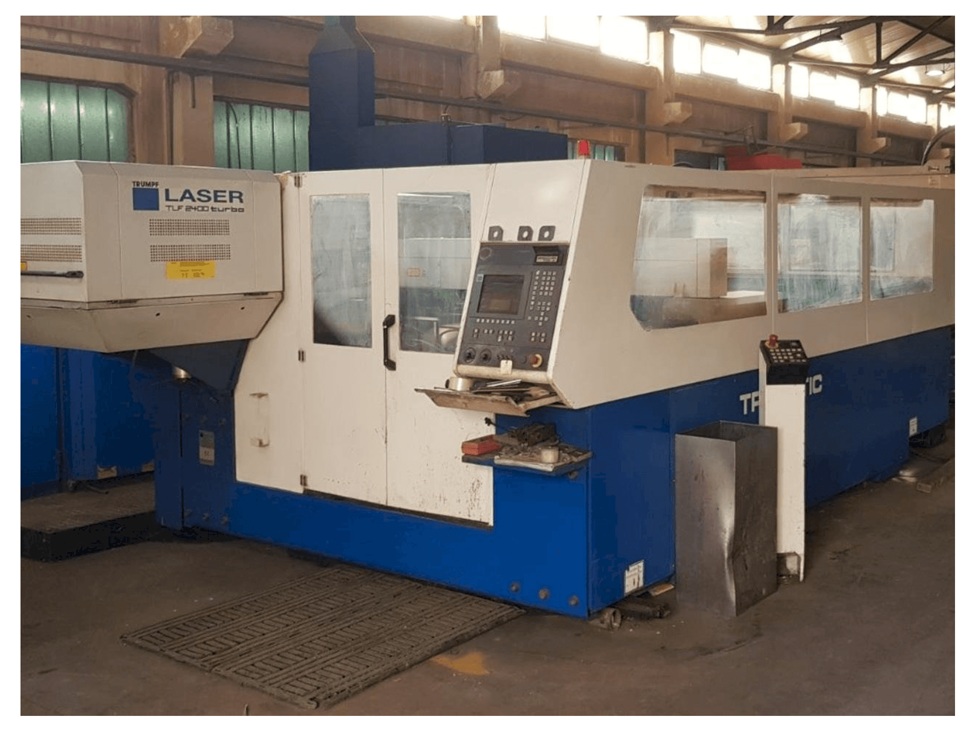 Vooraanzicht van Trumpf Trumatic L3030 machine