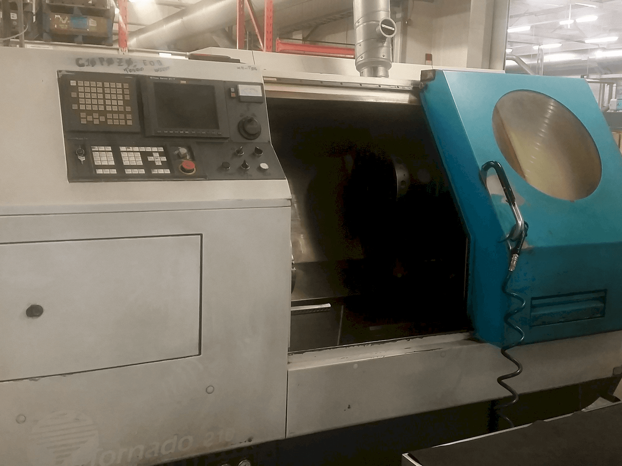 Vooraanzicht van 600 Lathes Tornado 210 machine