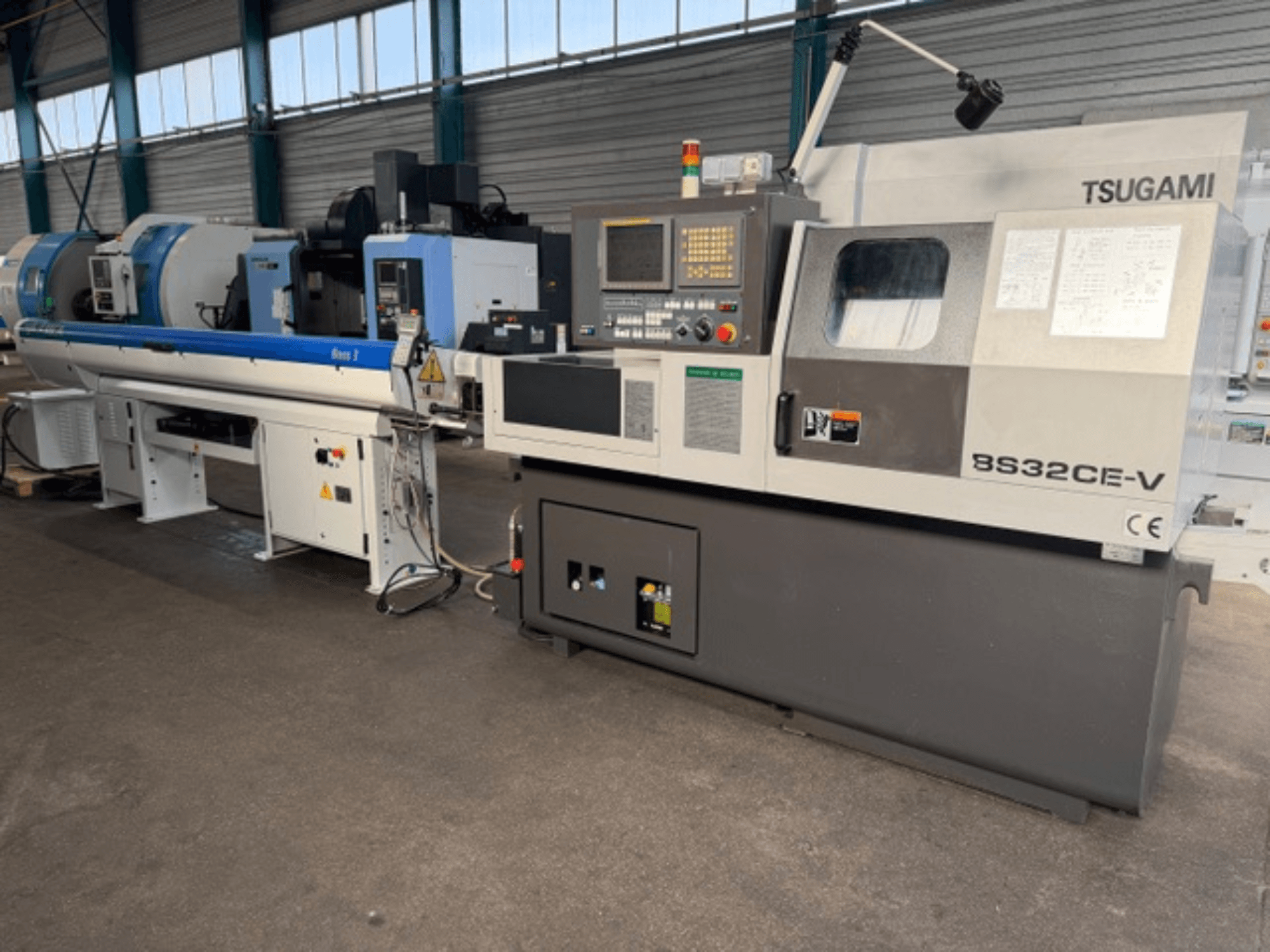 TSUGAMI BS32CE-V Zwitserse draaimachine in vooraanzicht, met bedieningspaneel en aangekoppelde spindel.