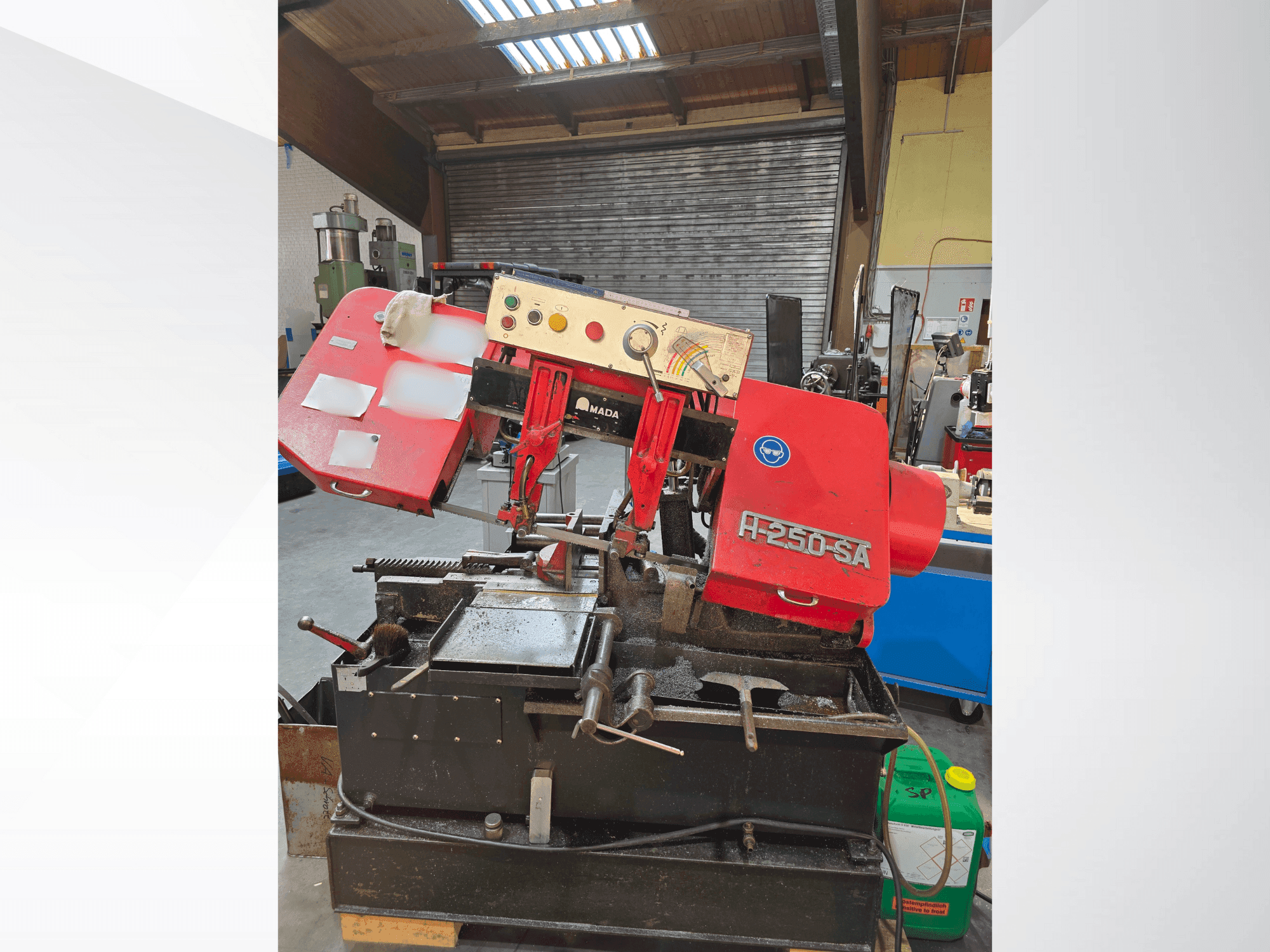 Vooraanzicht van AMADA H-250SA machine