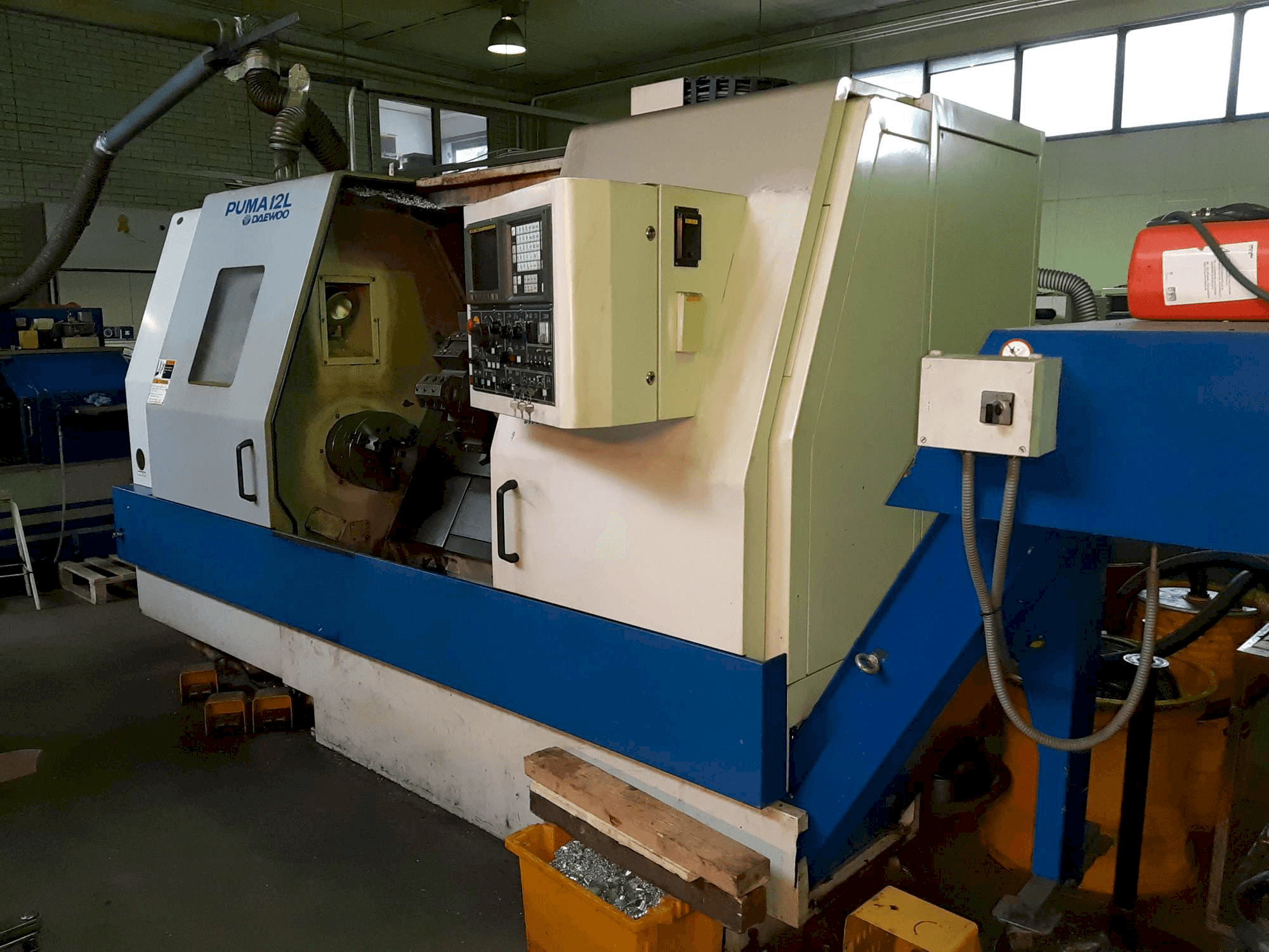 Vooraanzicht van DAEWOO PUMA 12L machine