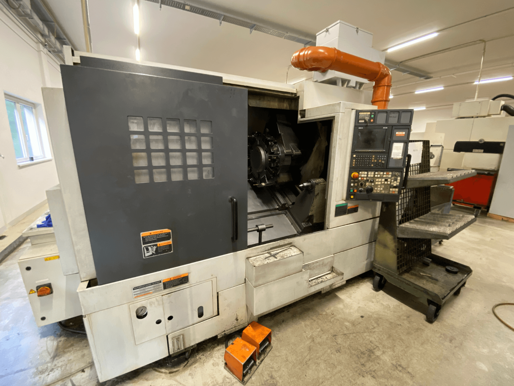 DMG Mori Seiki NL2500Y/700 draai-freescentrum, vooraanzicht met details van het bedieningspaneel en de machinebehuizing.
