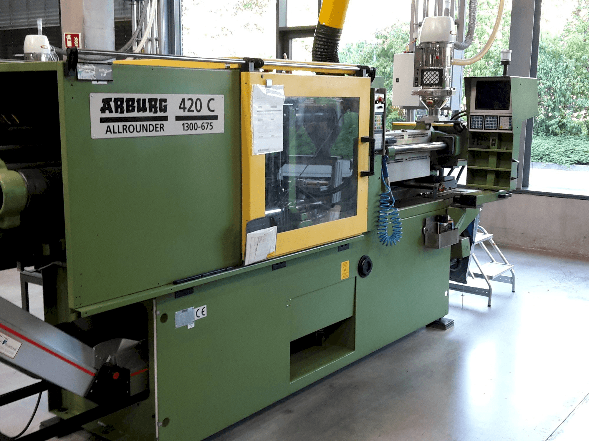 Vooraanzicht van Arburg Allrounder 420 C 1300 - 675 machine