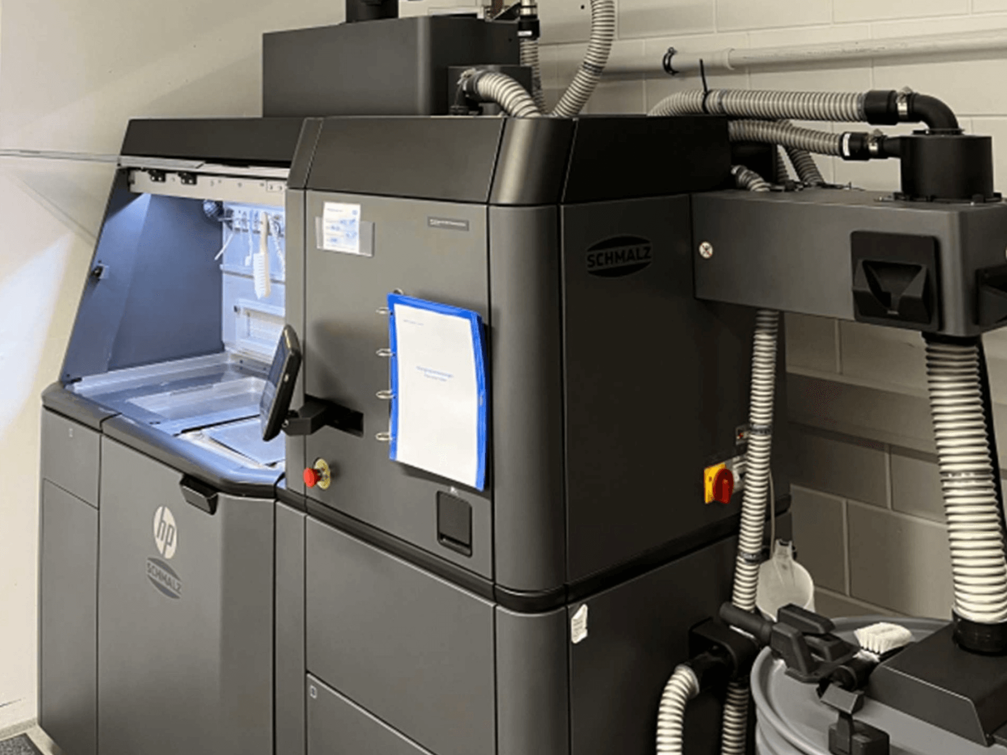 HP Jet Fusion 3D 4200 kunststof 3D-printer, zijaanzicht, met het bedieningspaneel en de interne onderdelen.