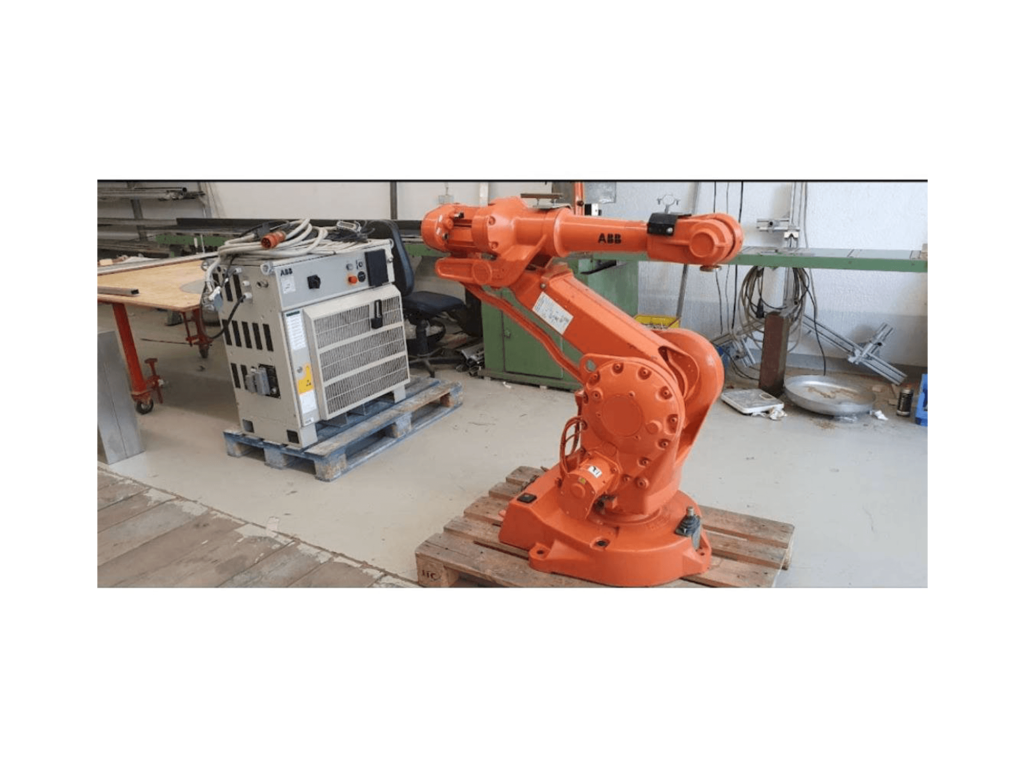 Vooraanzicht van ABB IRB 2400 M2000 machine