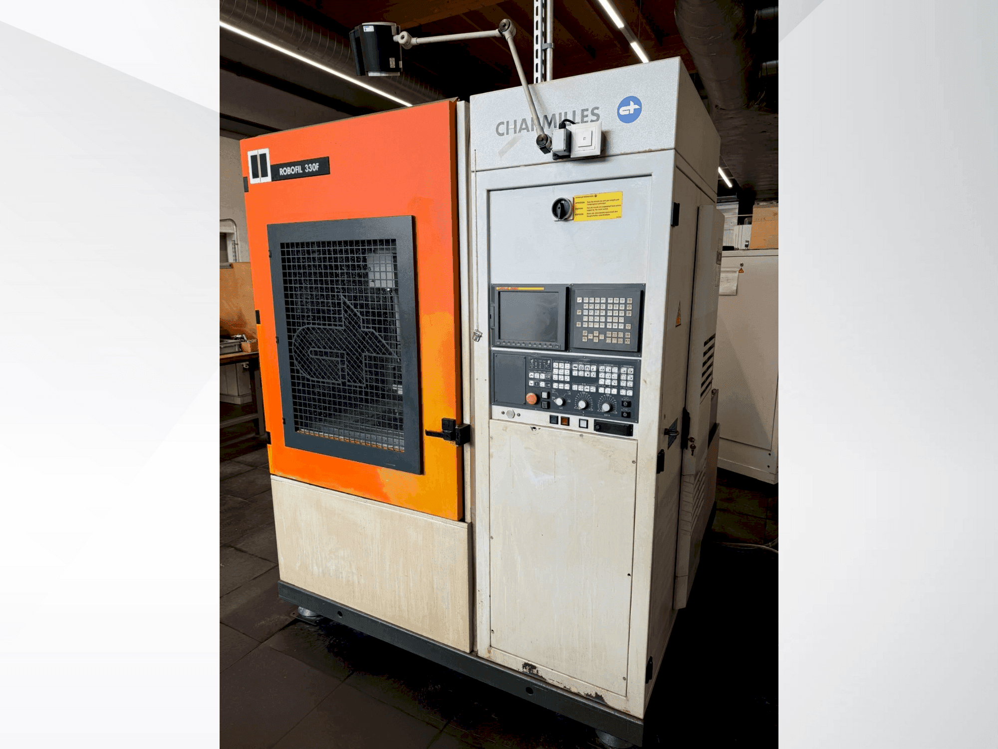 Vooraanzicht van CHARMILLES Robofil 330F machine