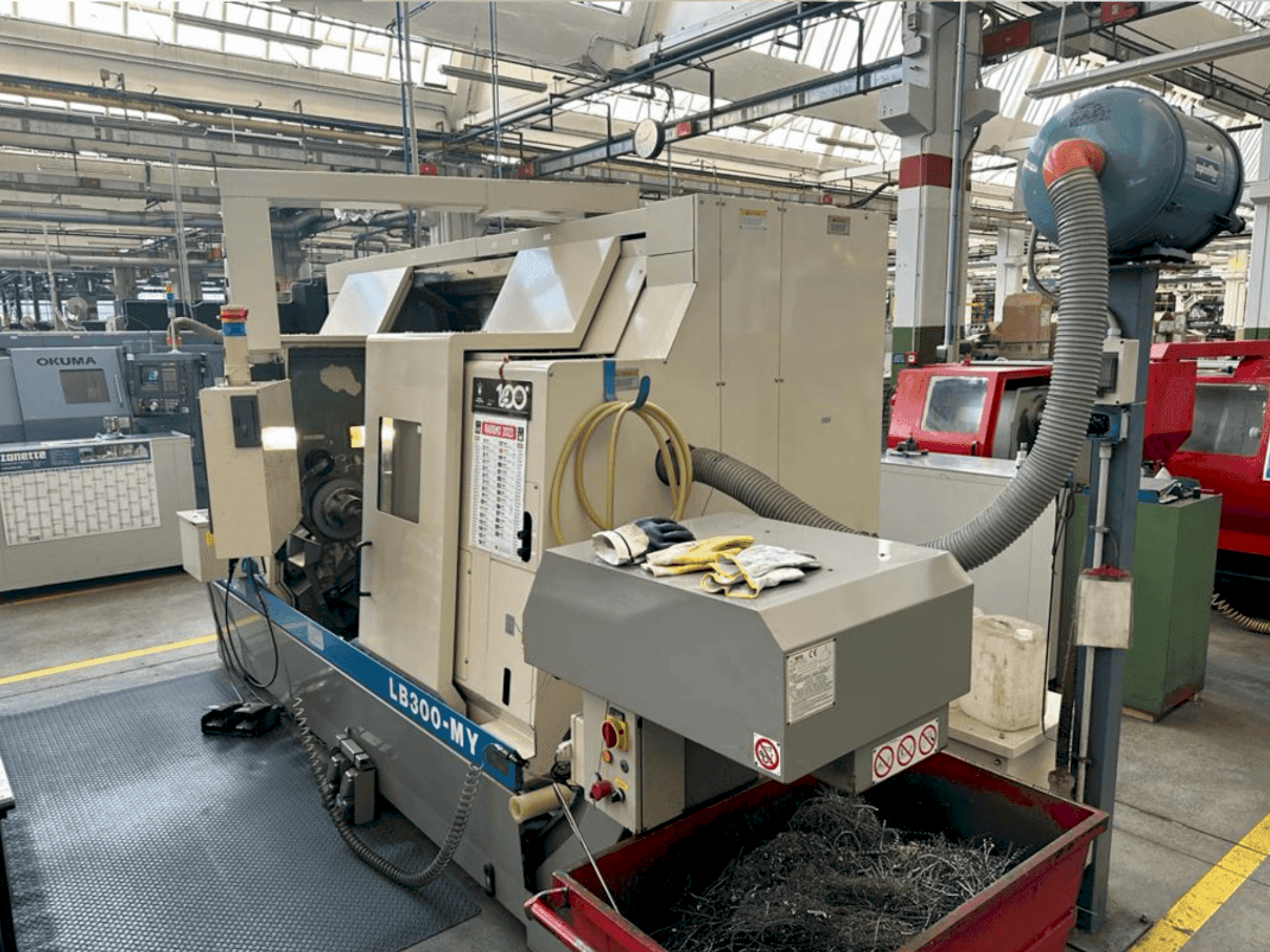 Vooraanzicht van Okuma LB 300 MY (2000) machine