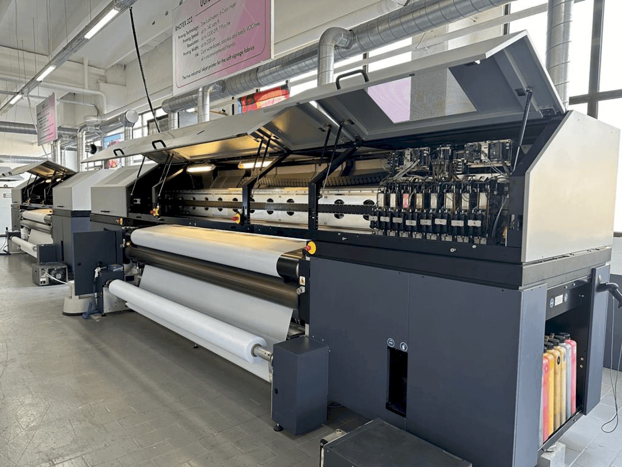 Vooraanzicht van Durst Rhotex 322 machine