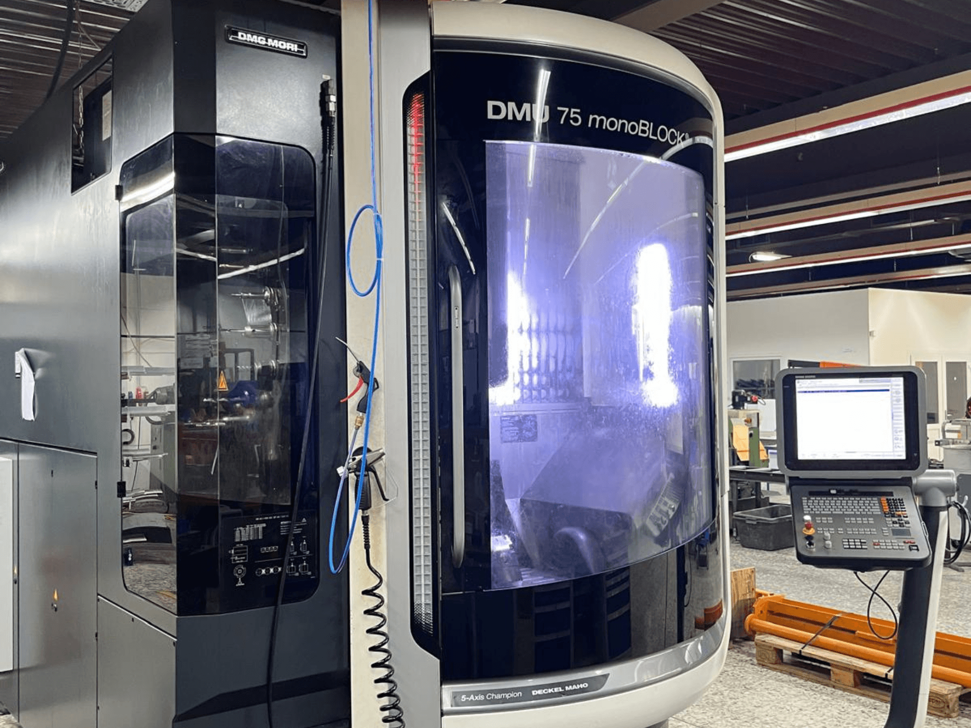DMG MORI DMU 75 MonoBlock universeel bewerkingscentrum, vooraanzicht, met het bedieningspaneel en de kenmerkende behuizing.