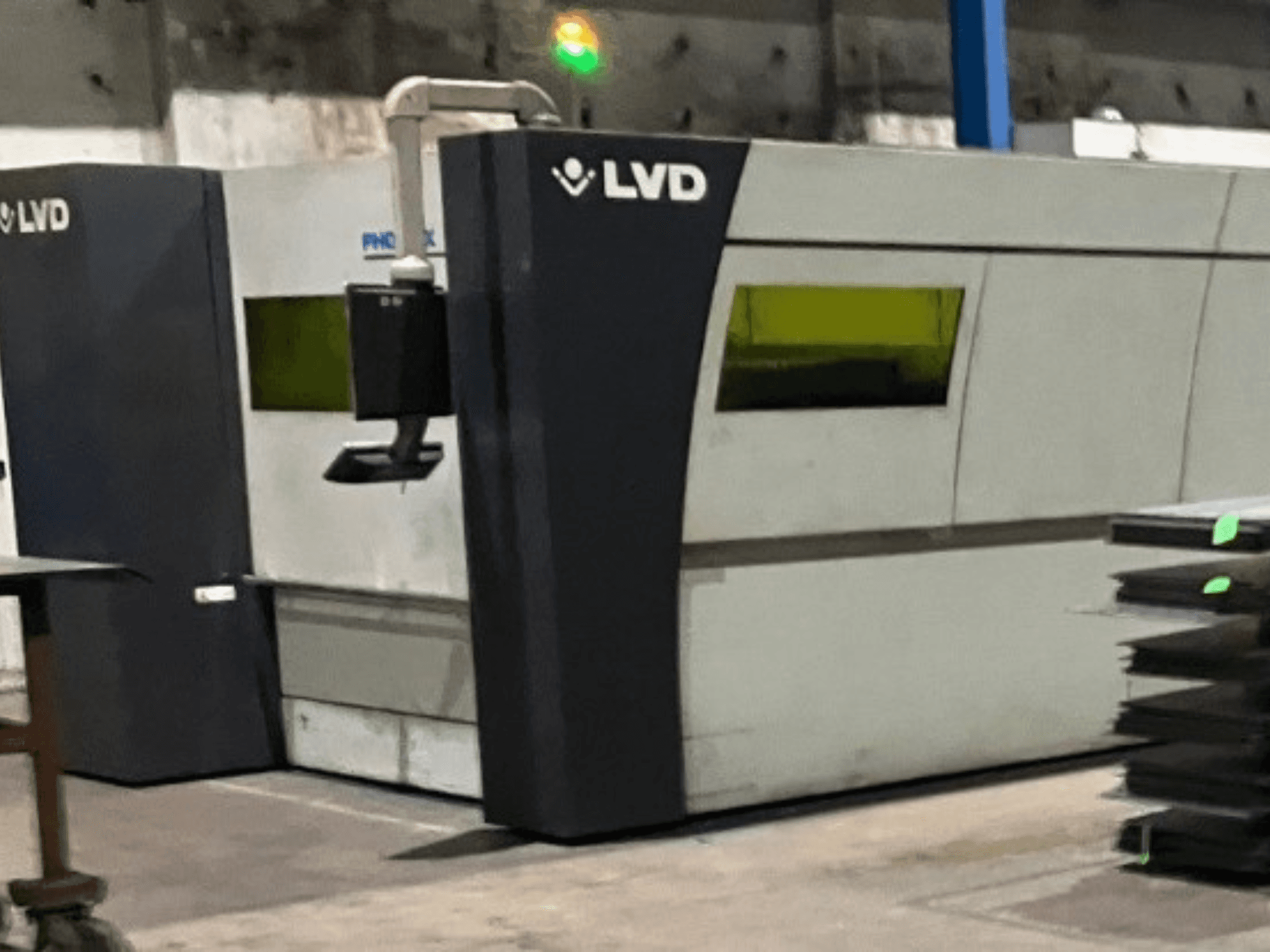 LVD industriële lasersnijmachine in een fabriek, vooraanzicht met het slanke design en de groene bedrijfsindicatielampjes.