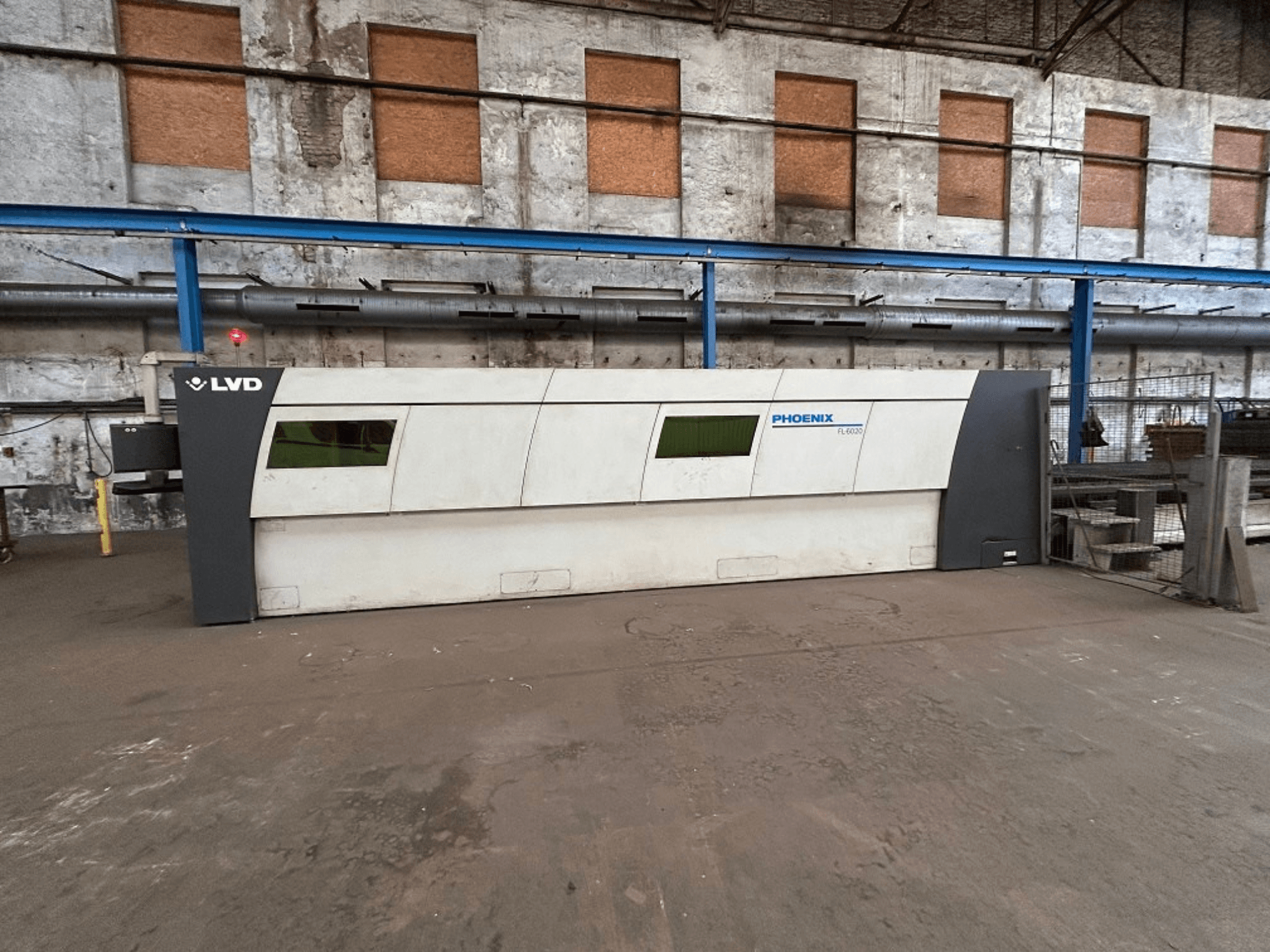LVD Phoenix fiberlasersnijmachine in een industriële omgeving, vooraanzicht dat het slanke design en de operationele kenmerken toont.