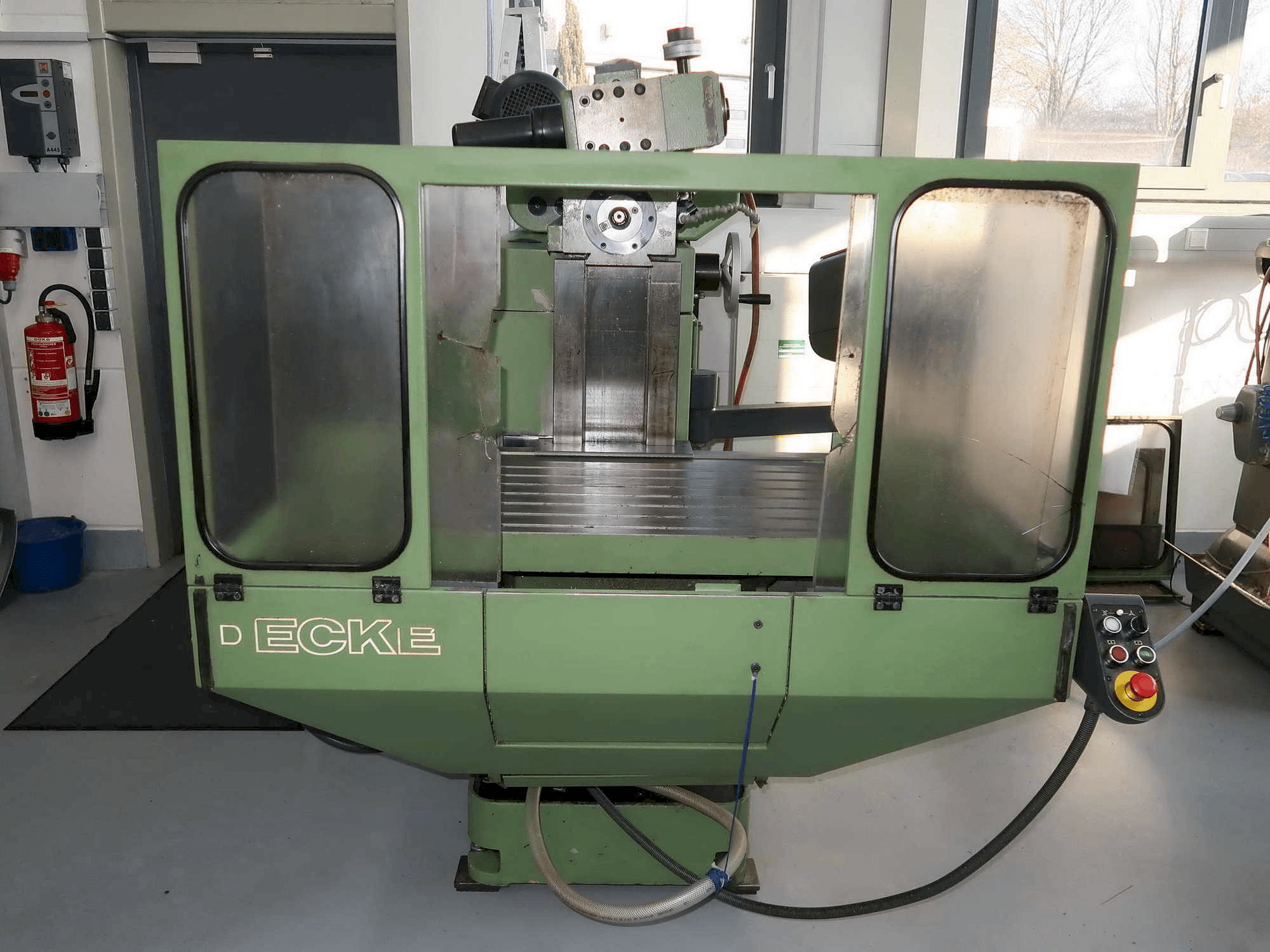 Vooraanzicht van DECKEL MAHO FP4MA machine