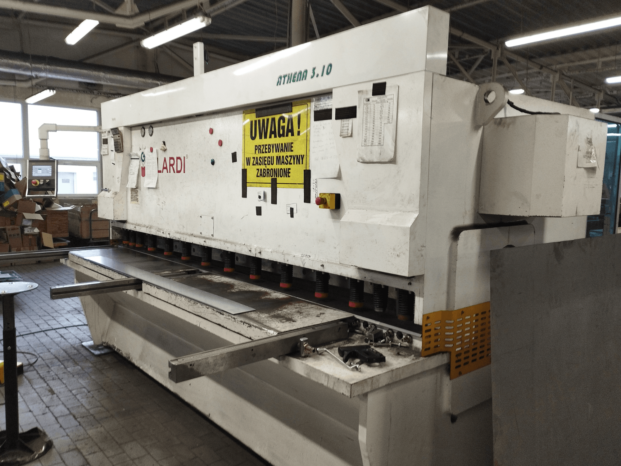 GILARDI ATHENA 3.10 CNC-schaar in een werkplaats, vooraanzicht, met weergave van het bedieningspaneel en de schaarbladen.