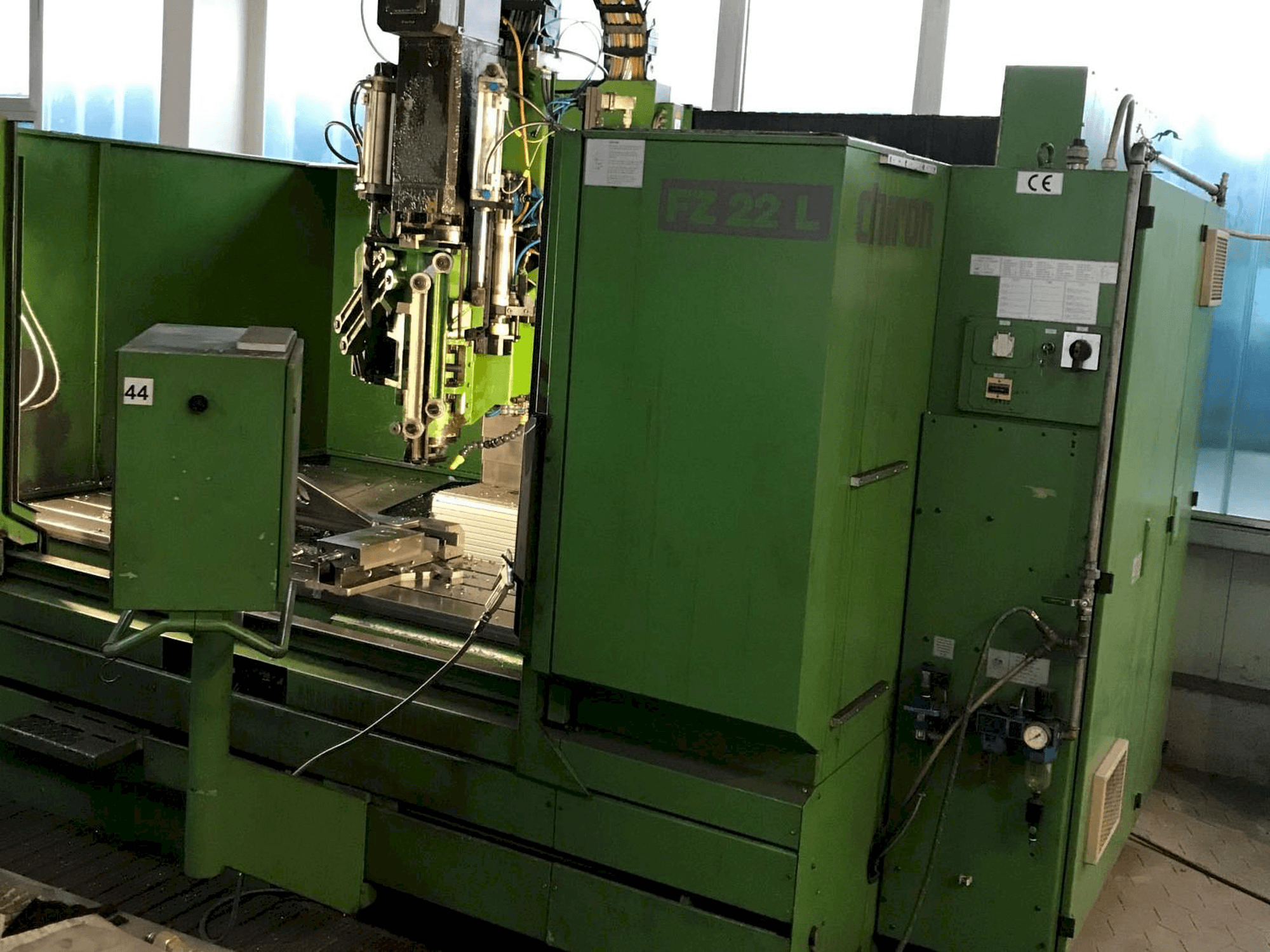 Vooraanzicht van CHIRON FZ 22 L machine