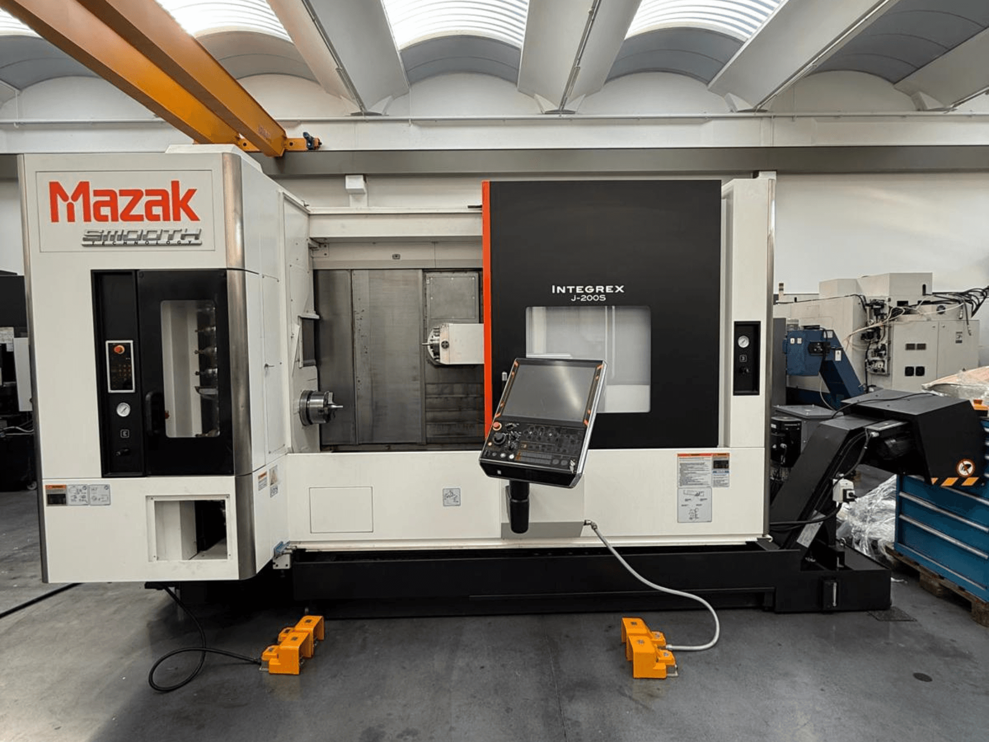Mazak INTEGREX J-200 S draai-freescentrum in vooraanzicht, met bedieningspaneel en bewerkingsgedeelte, opgesteld op de fabrieksvloer.