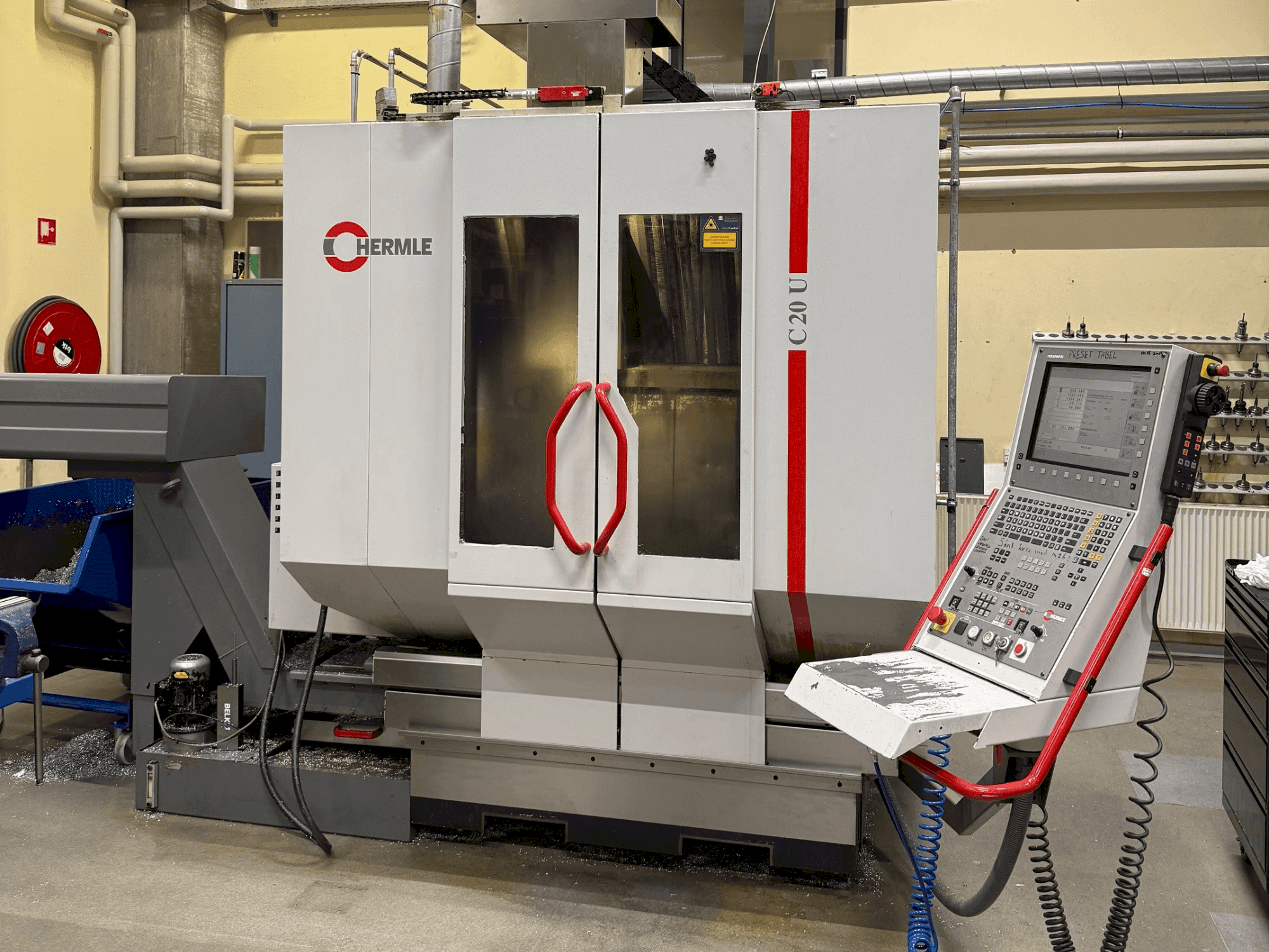 Vooraanzicht van HERMLE C 20 U machine