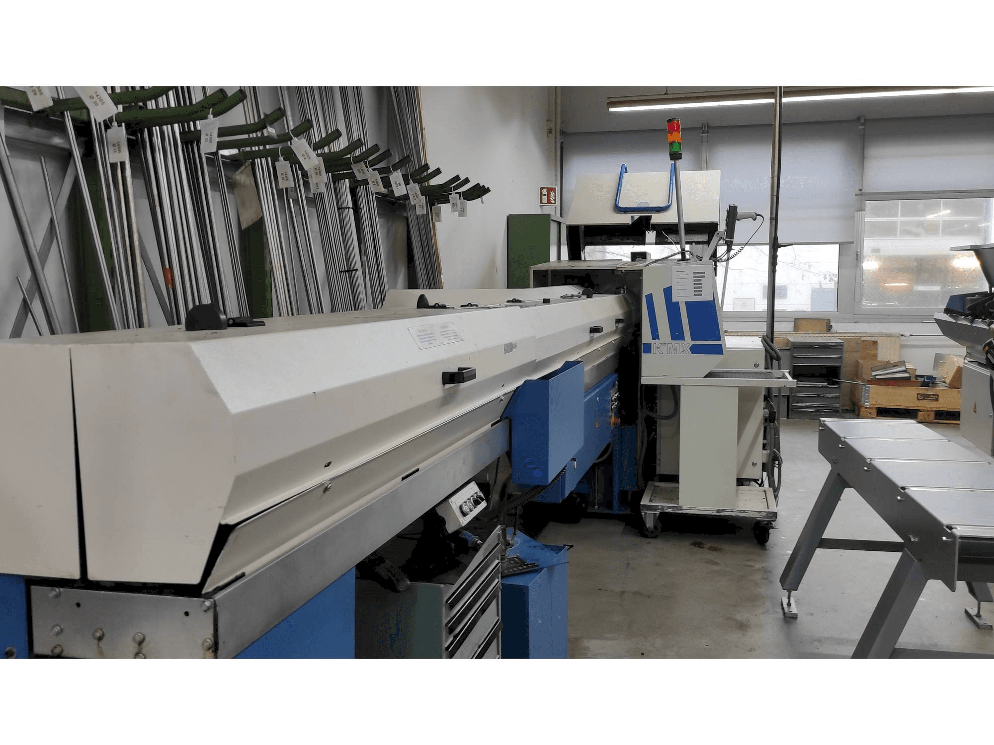 Links zicht van Manurhin KMX 226 with FMB bar loader machine