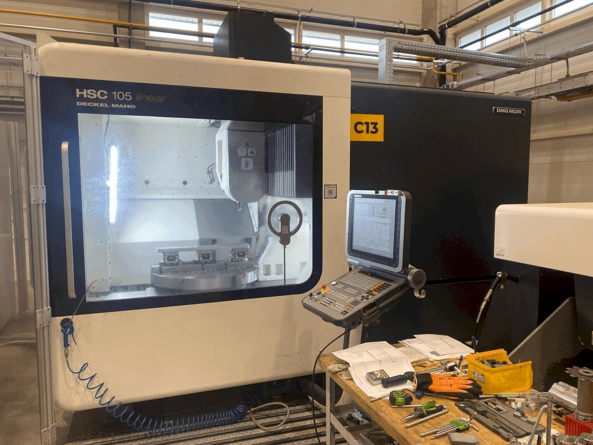 Vooraanzicht van DMG MORI HSC 105 machine