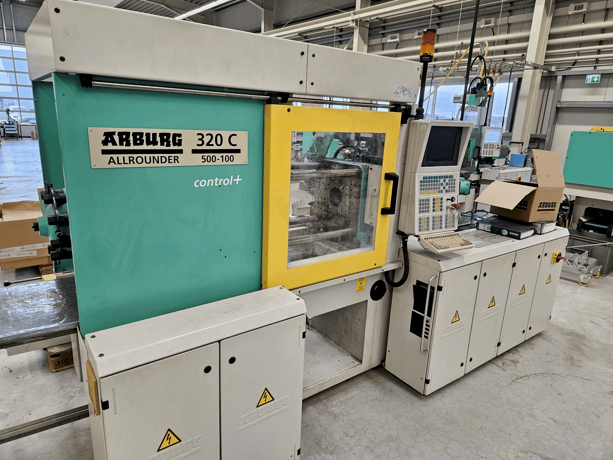 Vooraanzicht van Arburg 320 C 500-100 + Multilift H with B-Axis machine