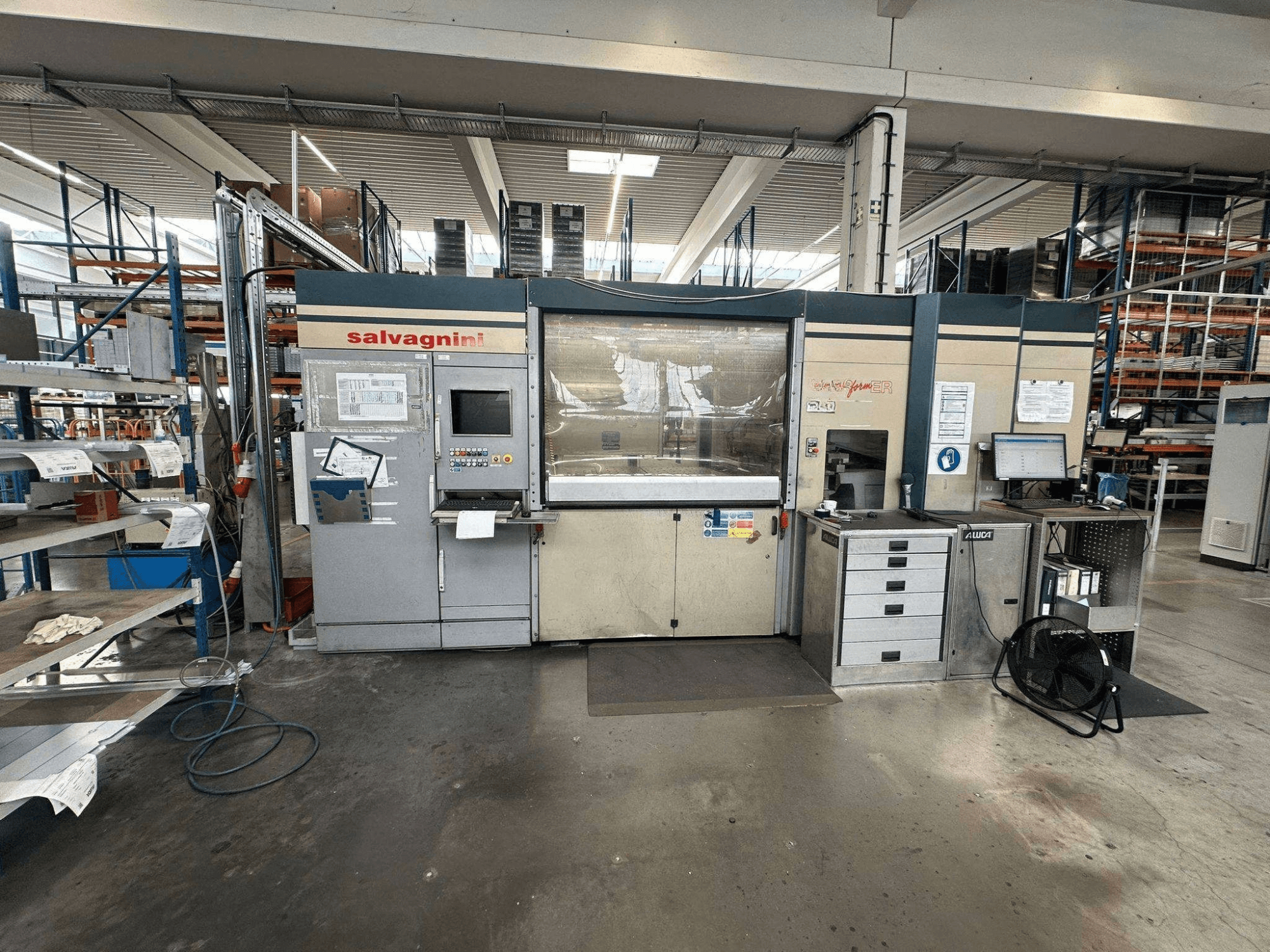 Salvagnini Performer P2 kantpers in een fabrieksomgeving, vooraanzicht, met het bedieningspaneel en de werkstations.