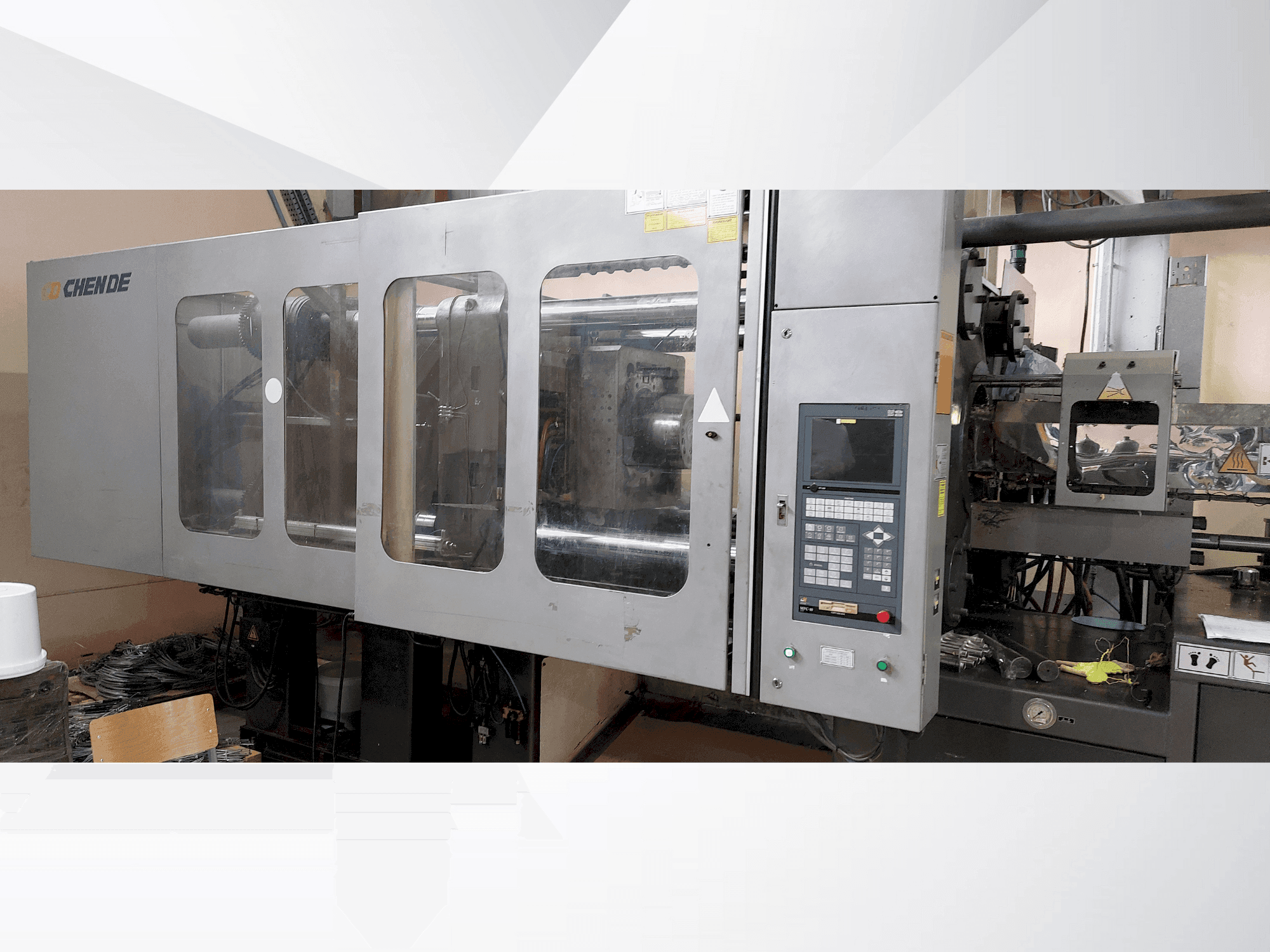 Vooraanzicht van CHENDE CJ480M3V machine