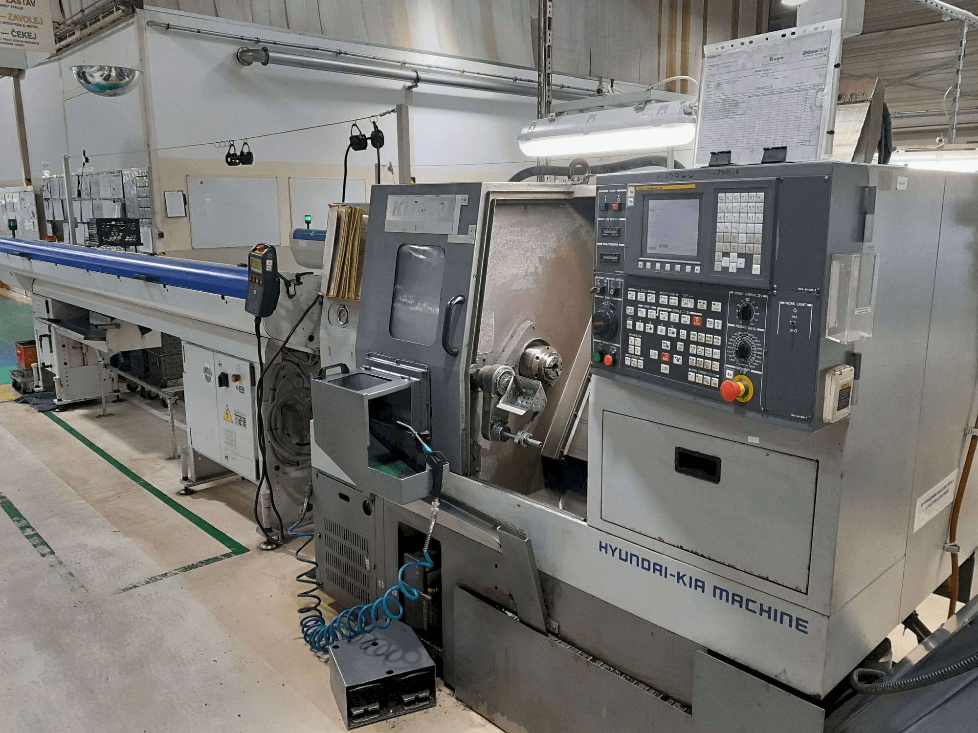 Vooraanzicht van Hyundai Kia KIT 450 machine