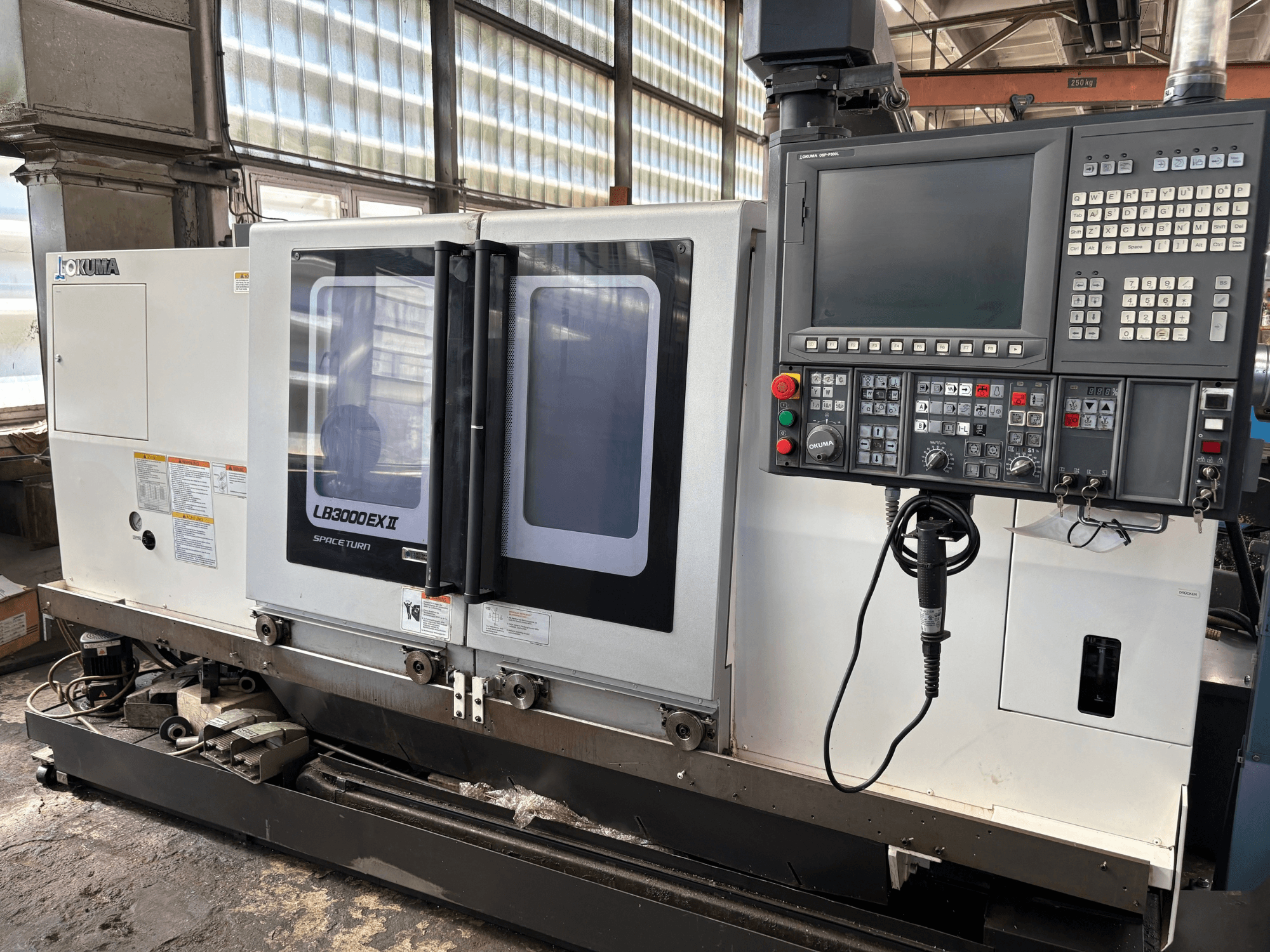 Okuma LB3000EXII horizontale draaibank, vooraanzicht met bedieningspaneel en laaddeur.