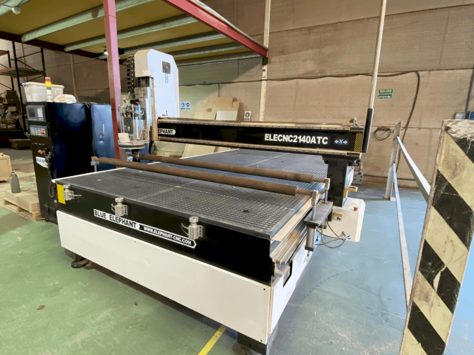 Vooraanzicht van BLUE ELEPHANT ELECNC 2200x3700 machine