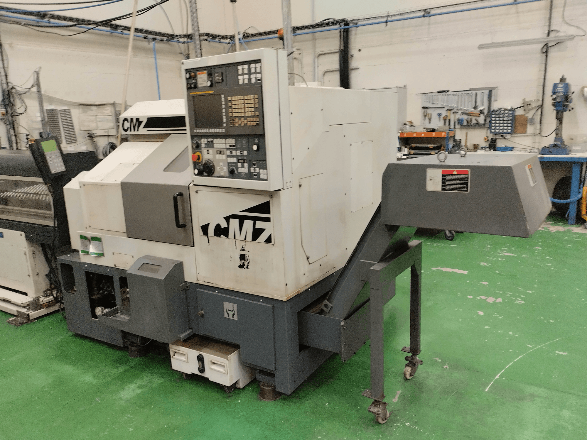 CMZ TB-67M draai-freescentrum in vooraanzicht, met bedieningspaneel en toevoermechanisme, opgesteld in een werkplaatsomgeving.