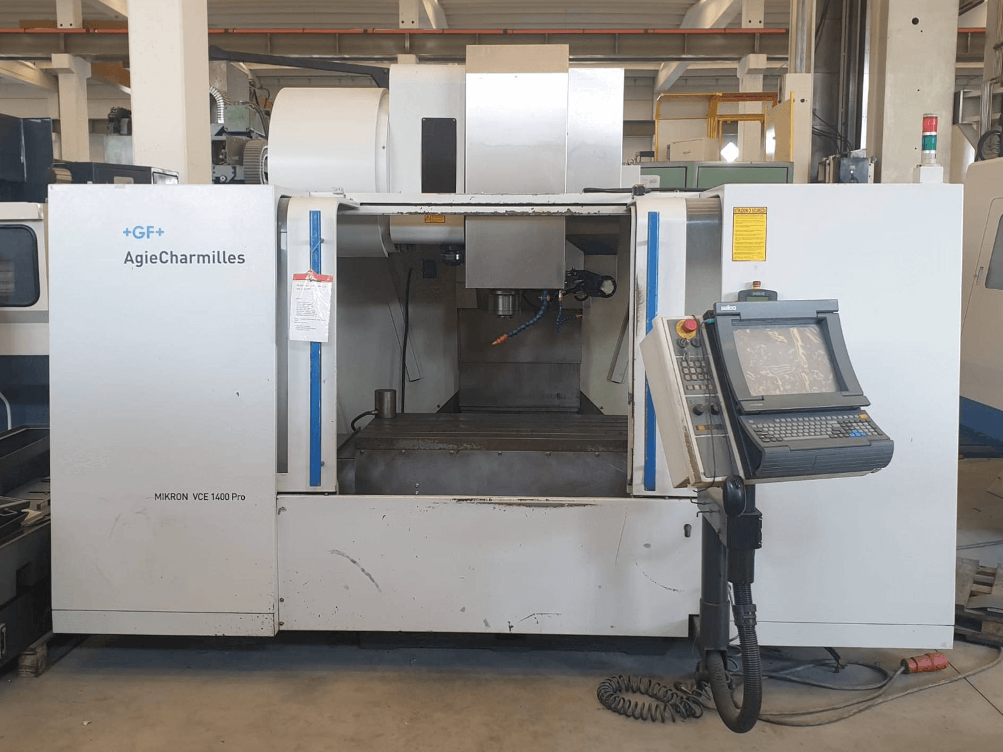 Vooraanzicht van AgieCharmilles MIKRON VCE 1400 PRO machine