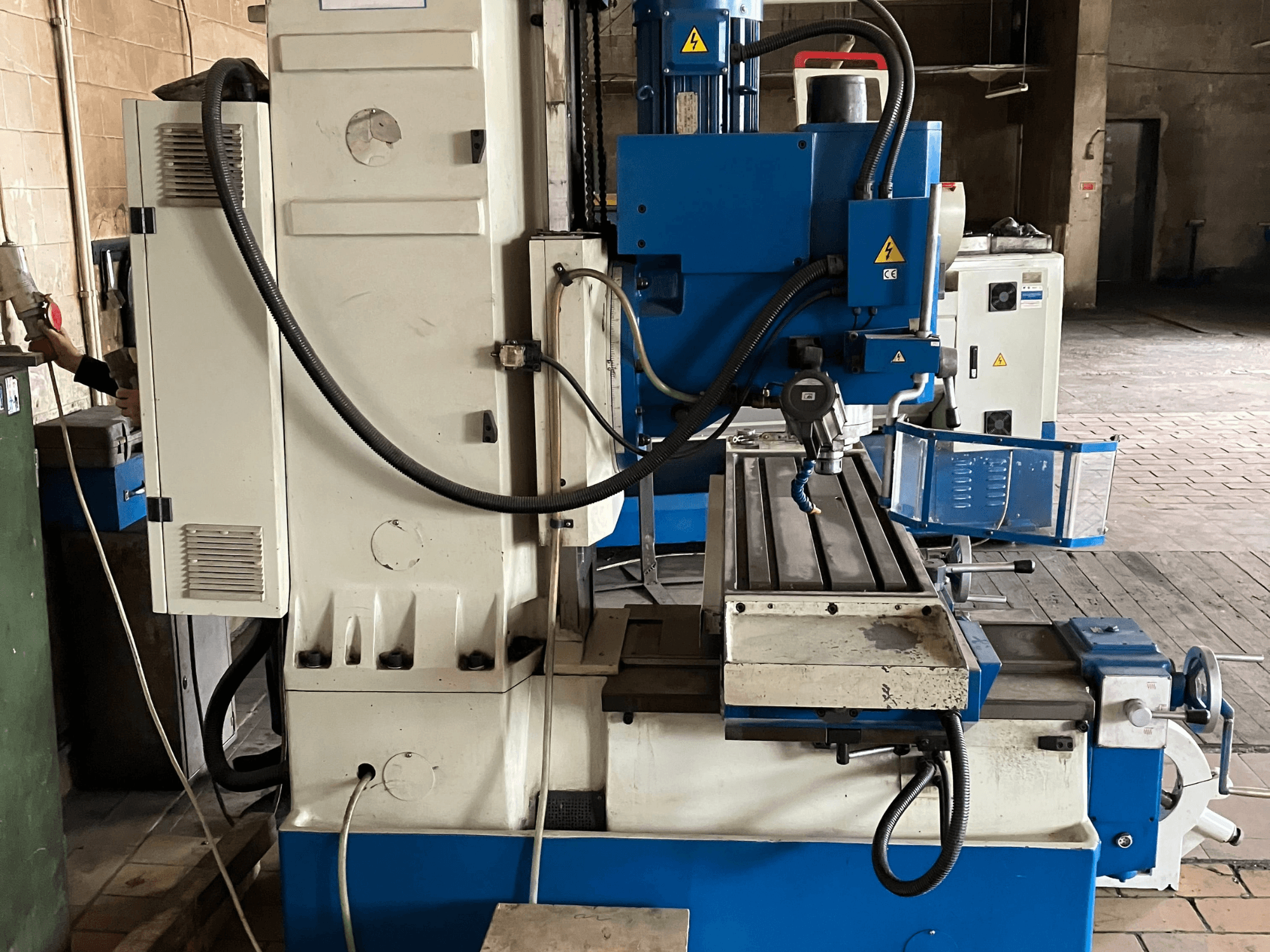Verticaal bewerkingscentrum KNUTH KB 1400, vooraanzicht met bedieningspaneel, snijgereedschap en werktafel met lineaire geleidingen.