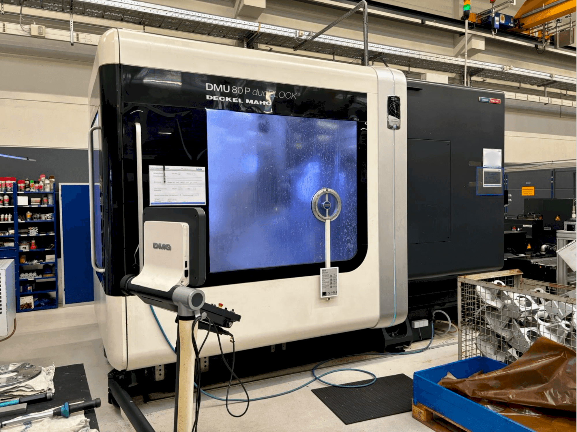 Vooraanzicht van DMG MORI 80 P Duoblock machine