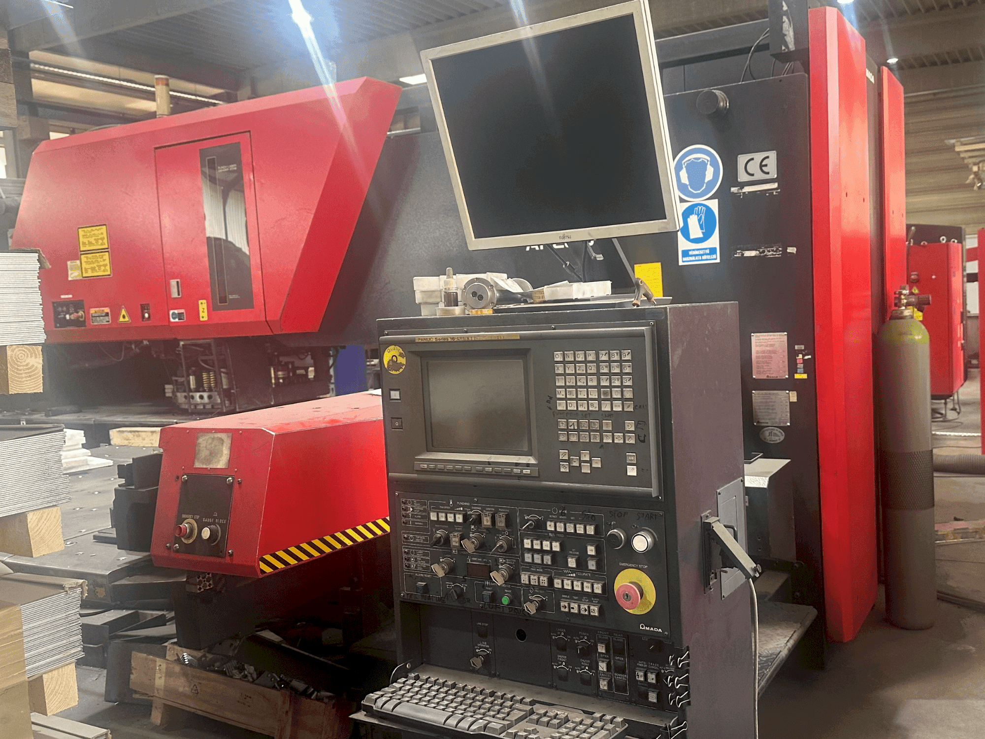 Vooraanzicht van AMADA Apelio III 2610V machine