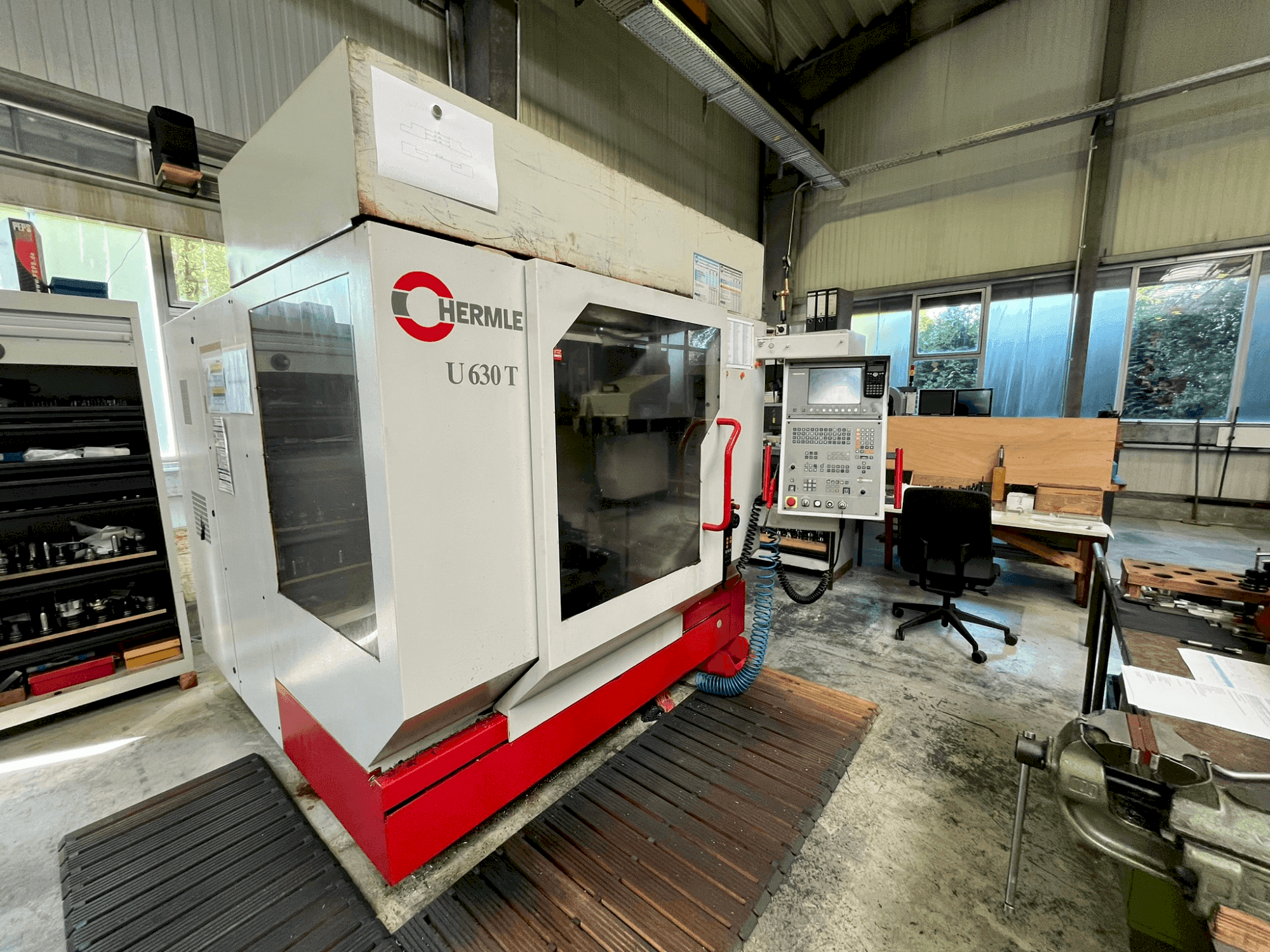 Vooraanzicht van HERMLE U 630 T machine