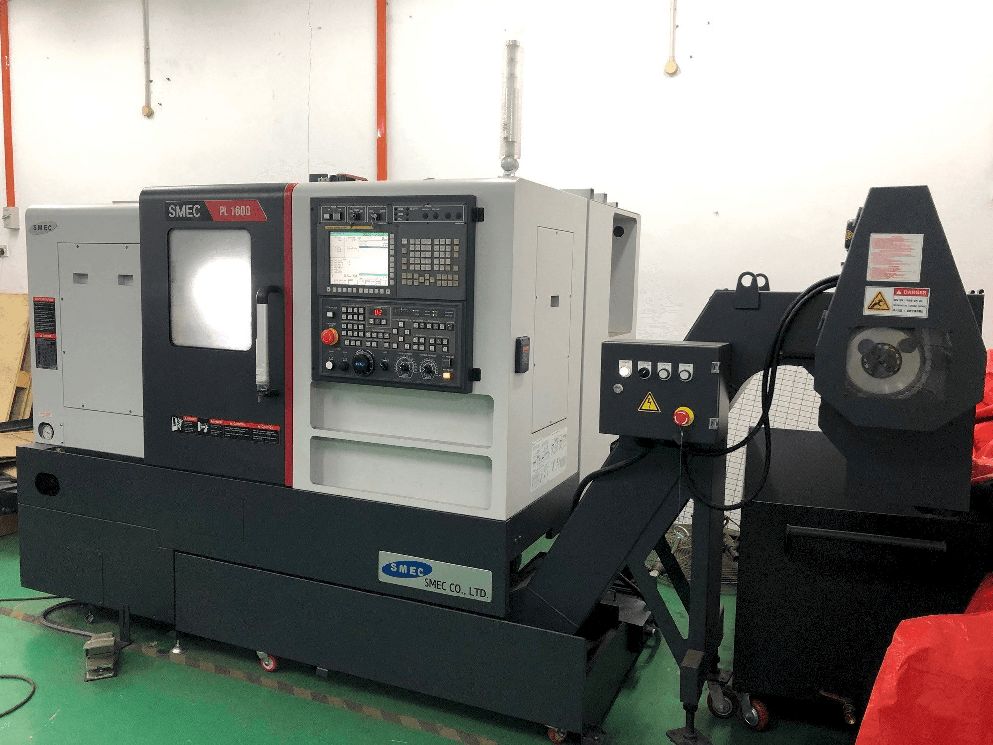 Vooraanzicht van SMEC PL1600 machine