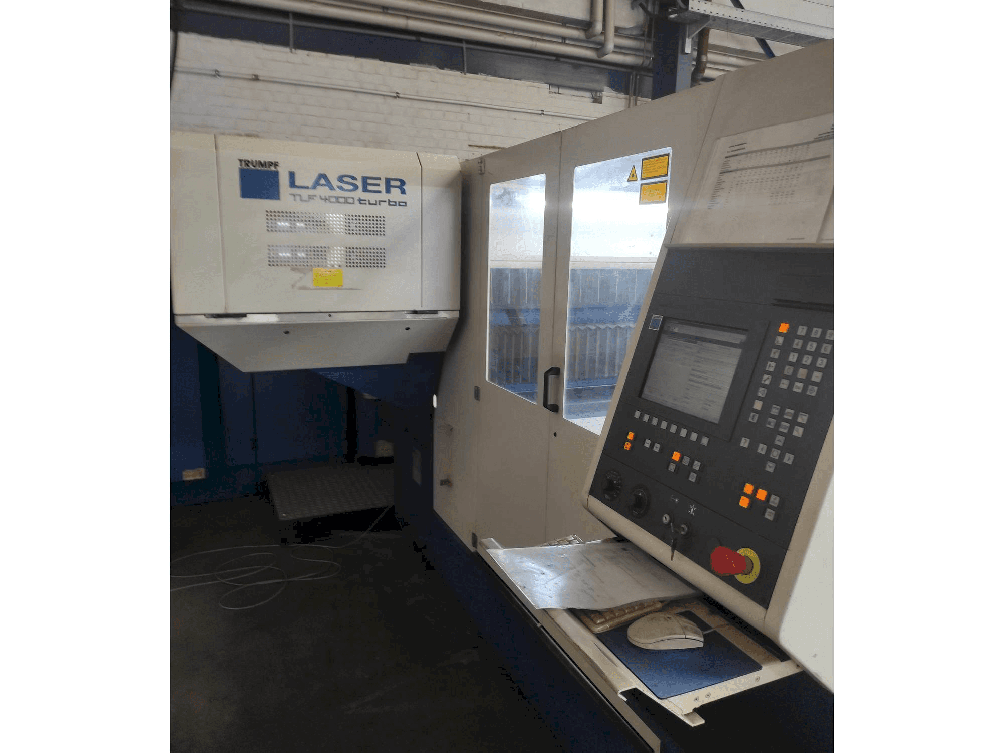 Vooraanzicht van Trumpf TRUMATIC L 3030 machine