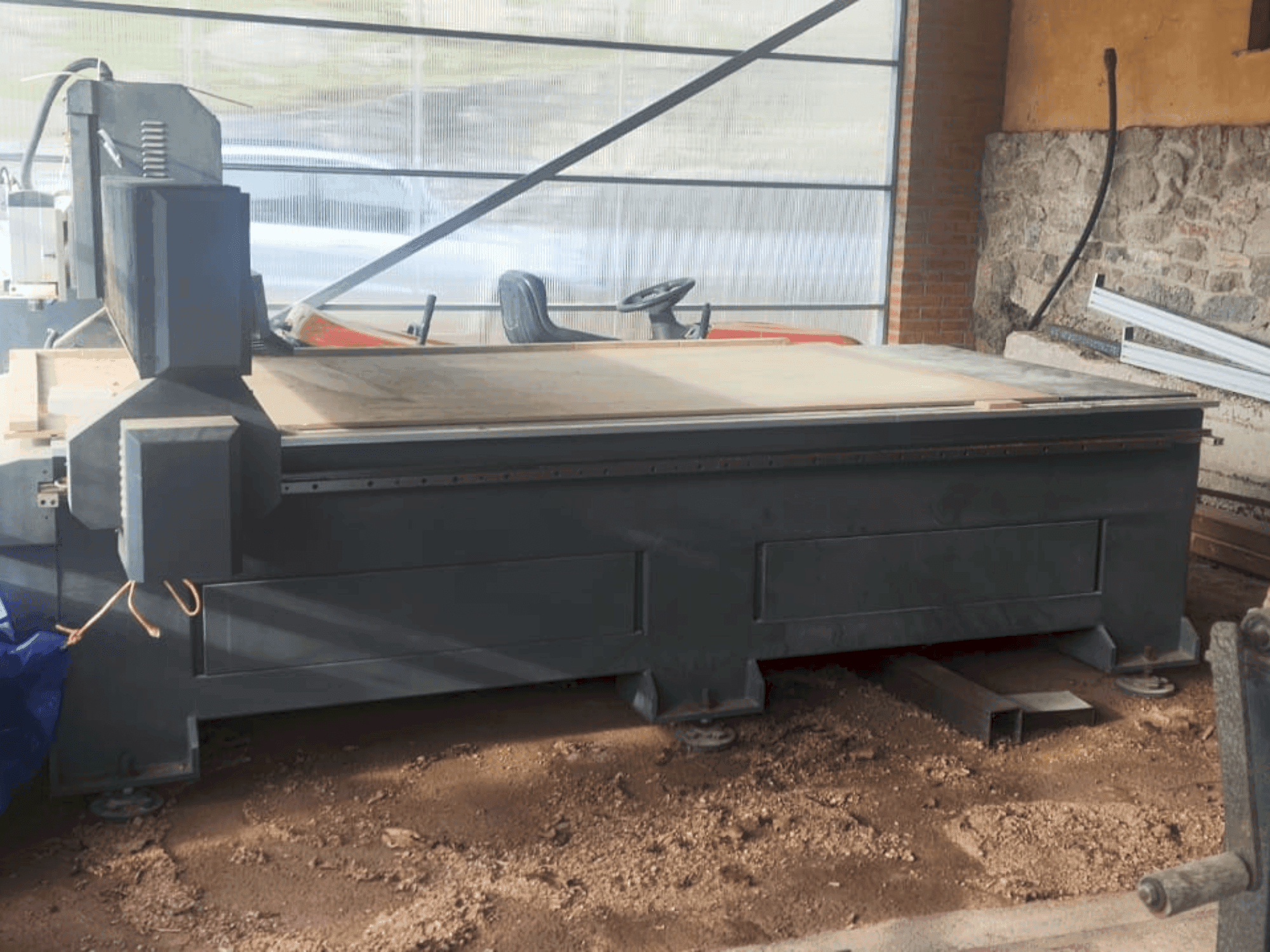 Vooraanzicht van BARCENAS CNC SW1325V machine