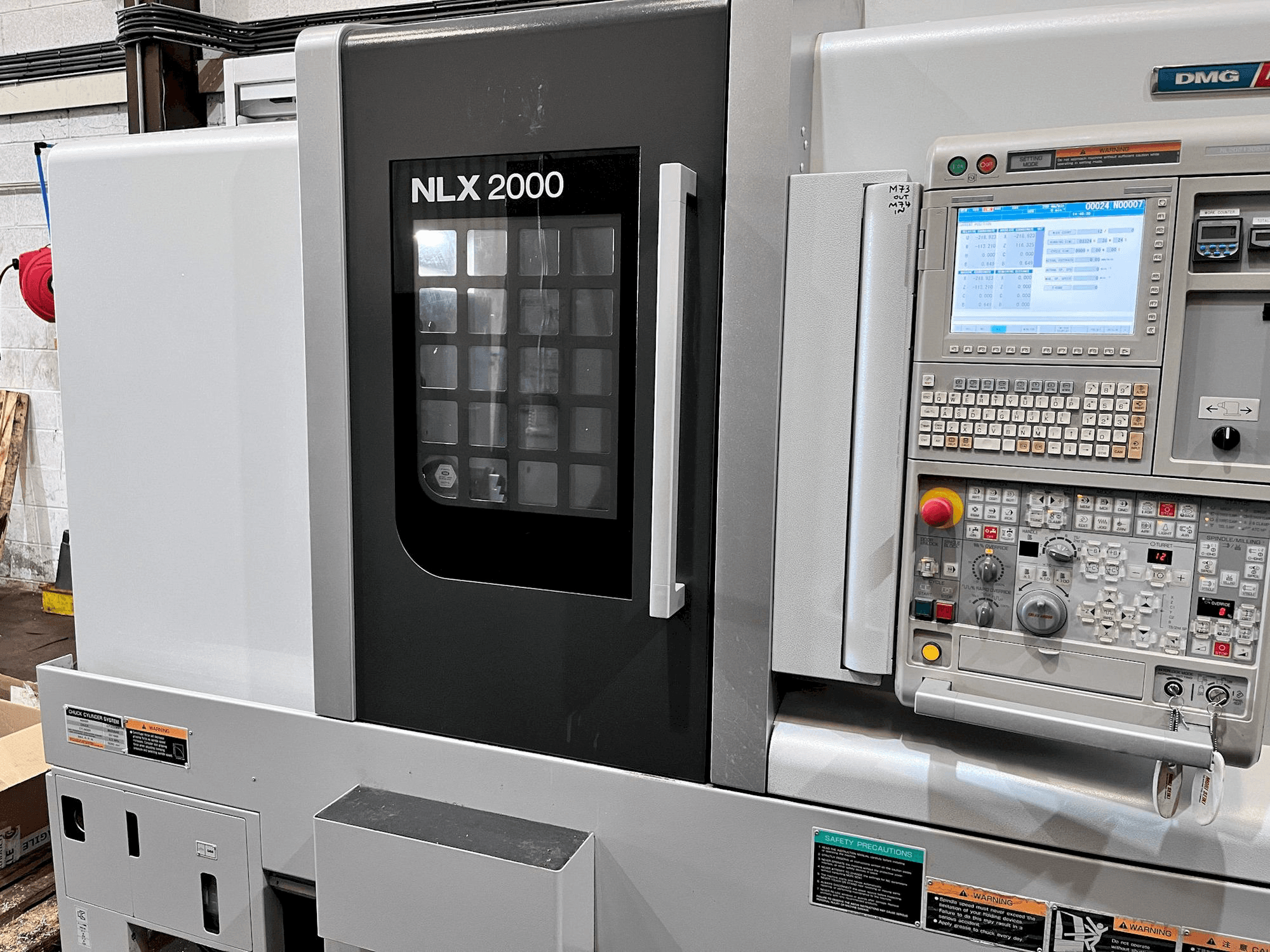 Vooraanzicht van MORI SEIKI NLX 2000MC/500 machine