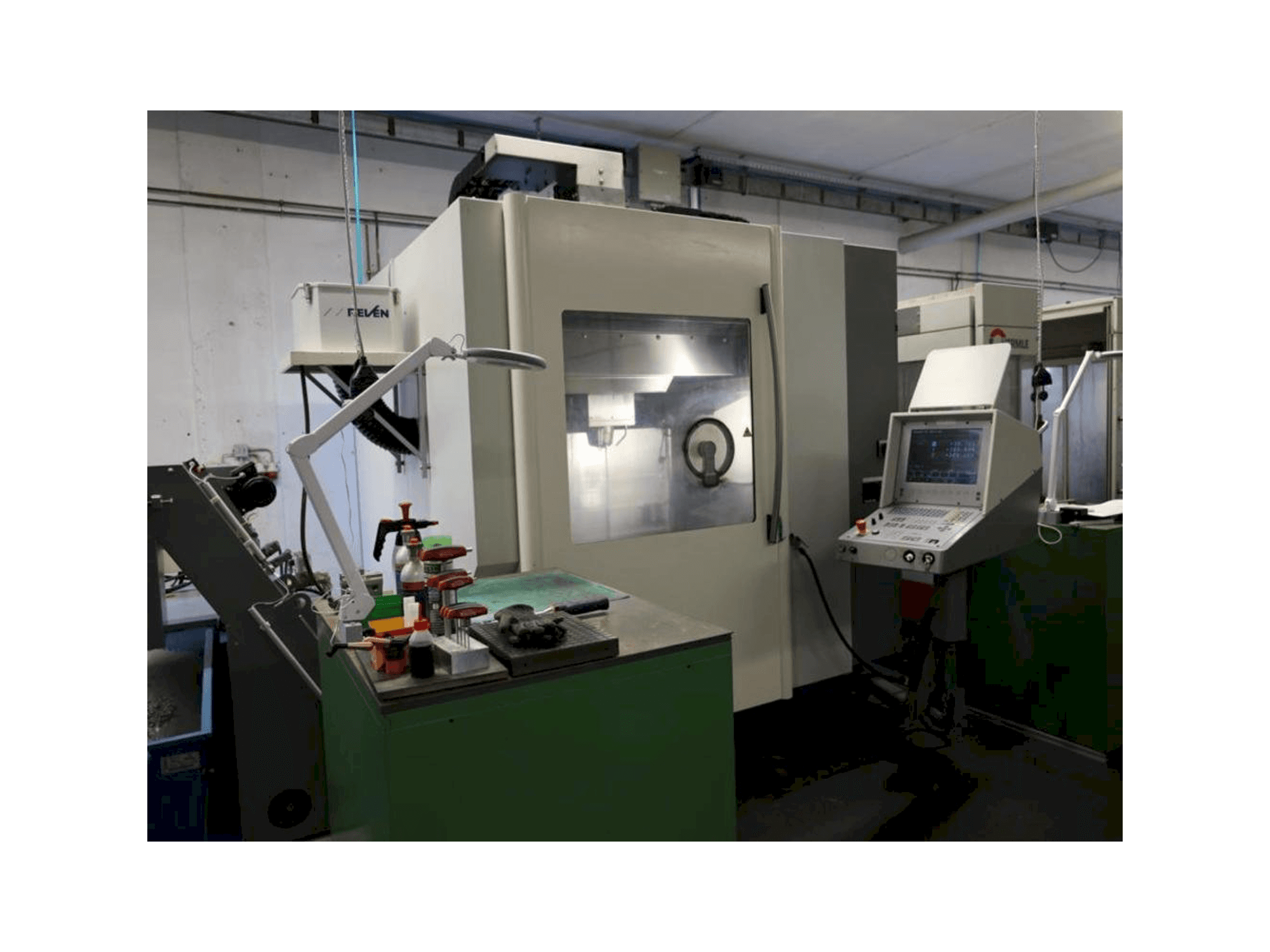 Vooraanzicht van DMG DMC65V machine