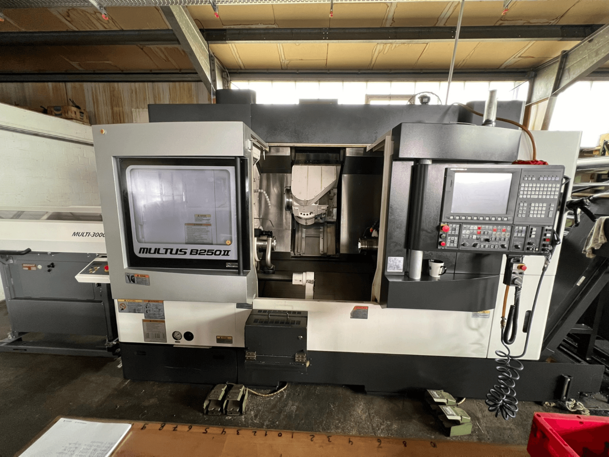 Okuma Multus B250II MW draai-freescentrum, vooraanzicht, met details van het bedieningspaneel en het bewerkingsgebied.
