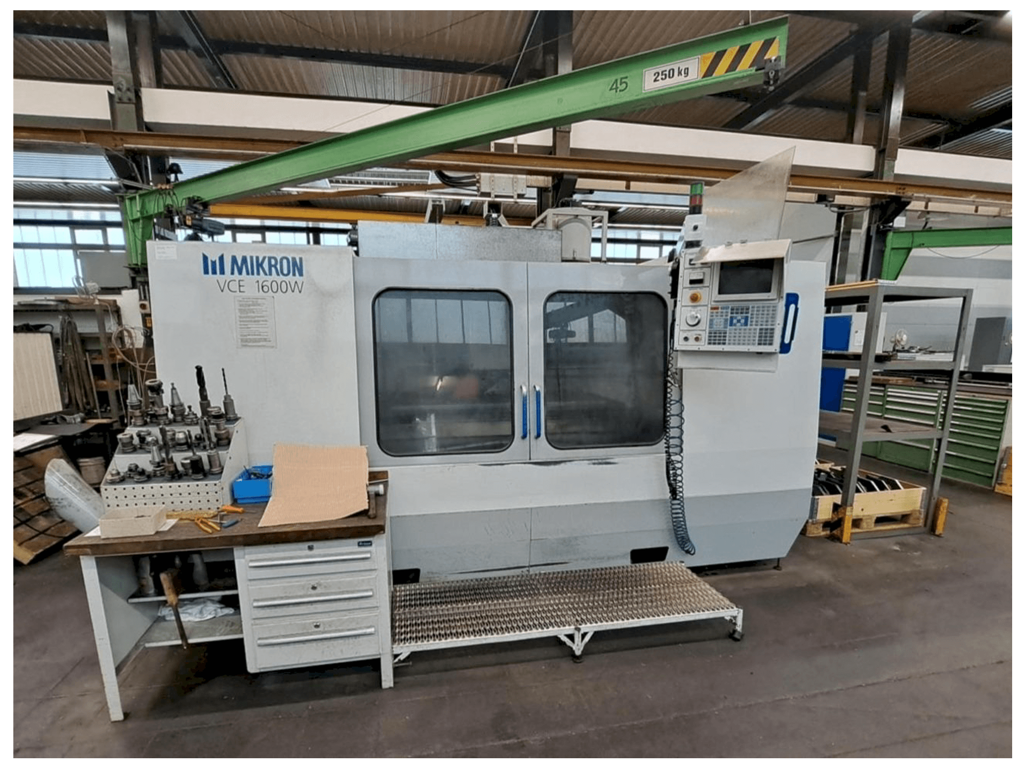 Vooraanzicht van HAAS MIKRON VCE 1600W machine