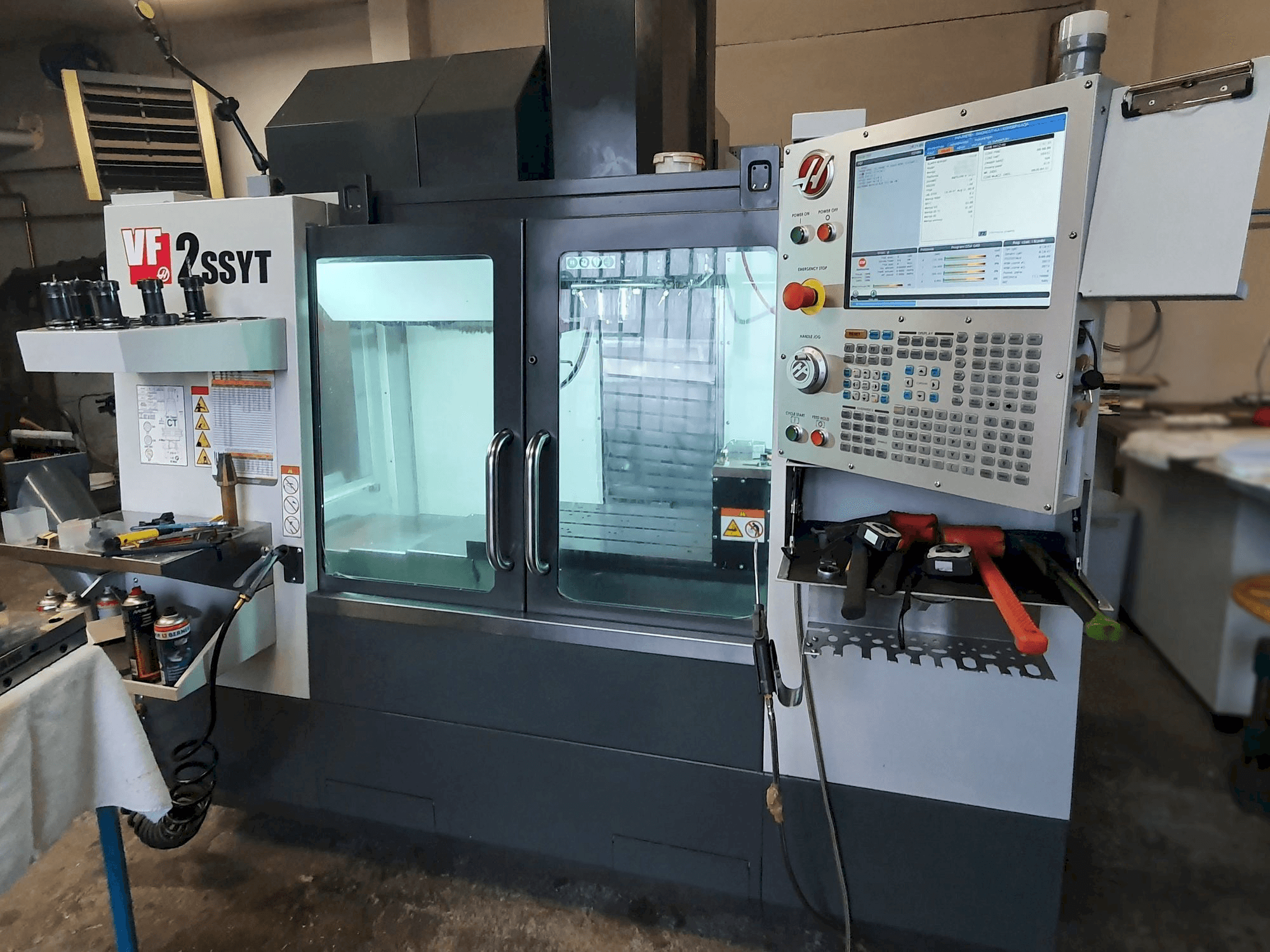 Vooraanzicht van HAAS VF-2SSYT machine