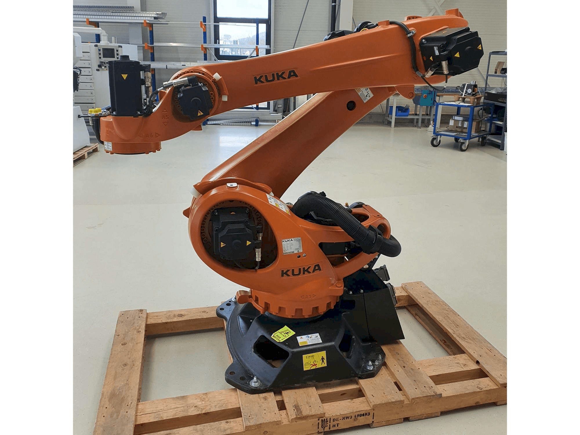 Vooraanzicht van KUKA KR180 R3200PA machine