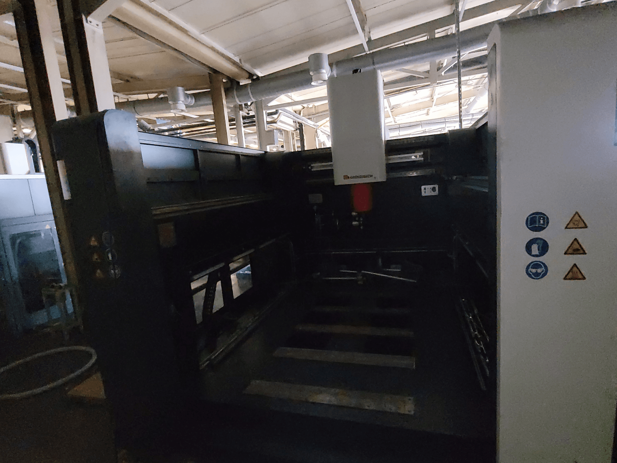 GRENZEBACH FSW-machine DSM 3000, zijaanzicht met bedieningselementen, veiligheidssymbolen en werkruimte voor bewerkingen.
