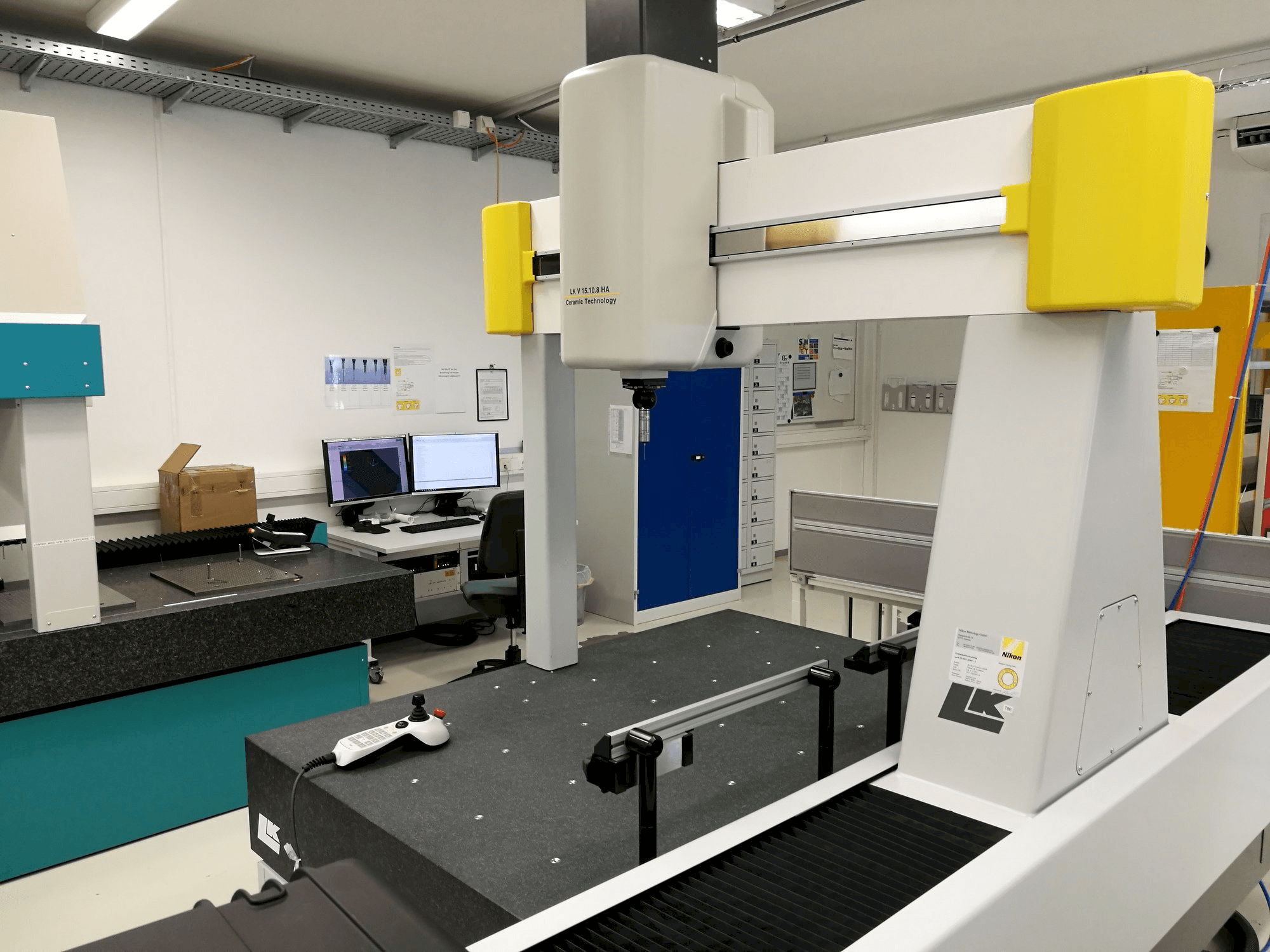 Vooraanzicht van NIKON LKV 15.10.8 HA machine