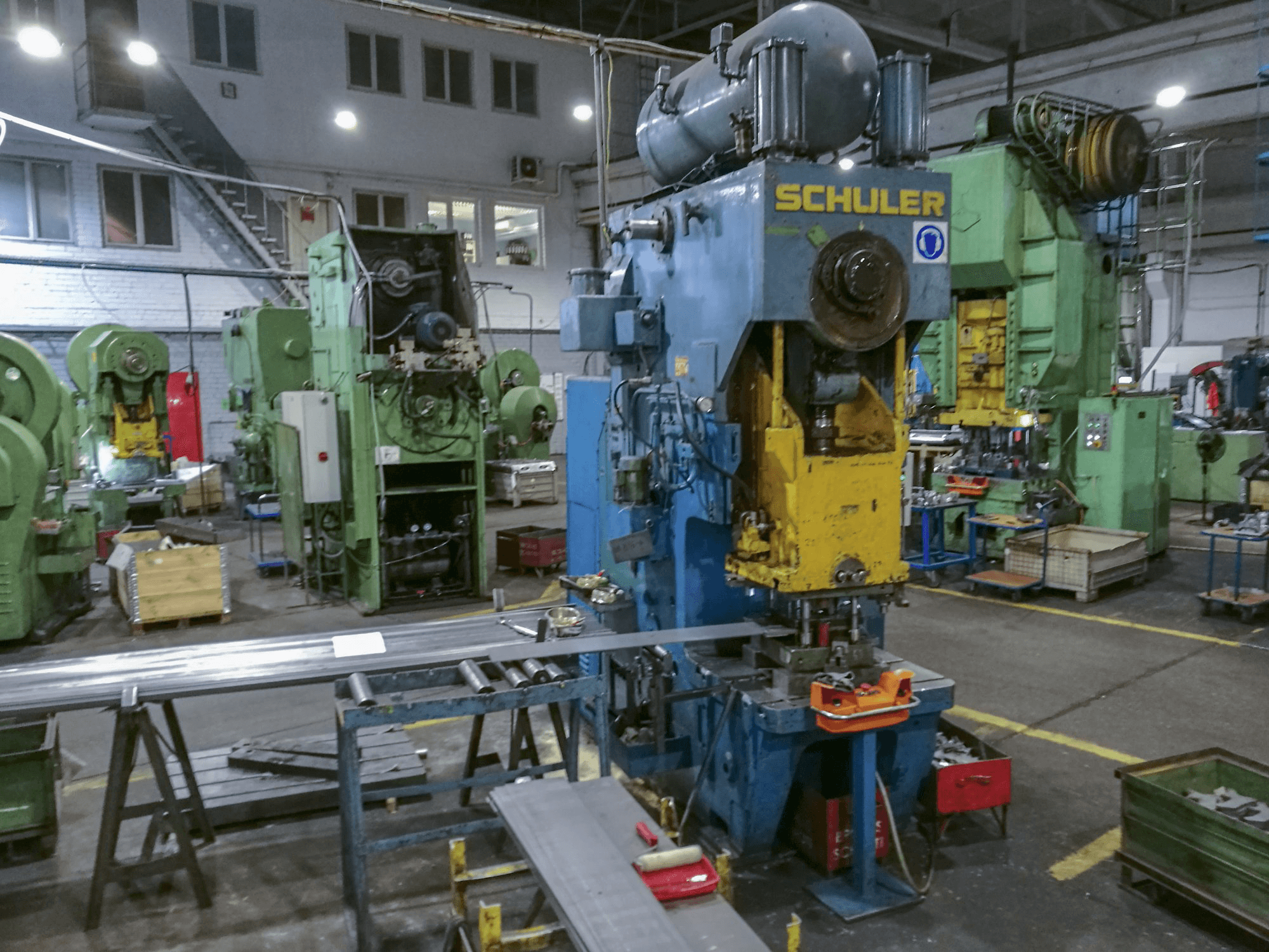 Links zicht van SCHULER PEr 200/420 machine
